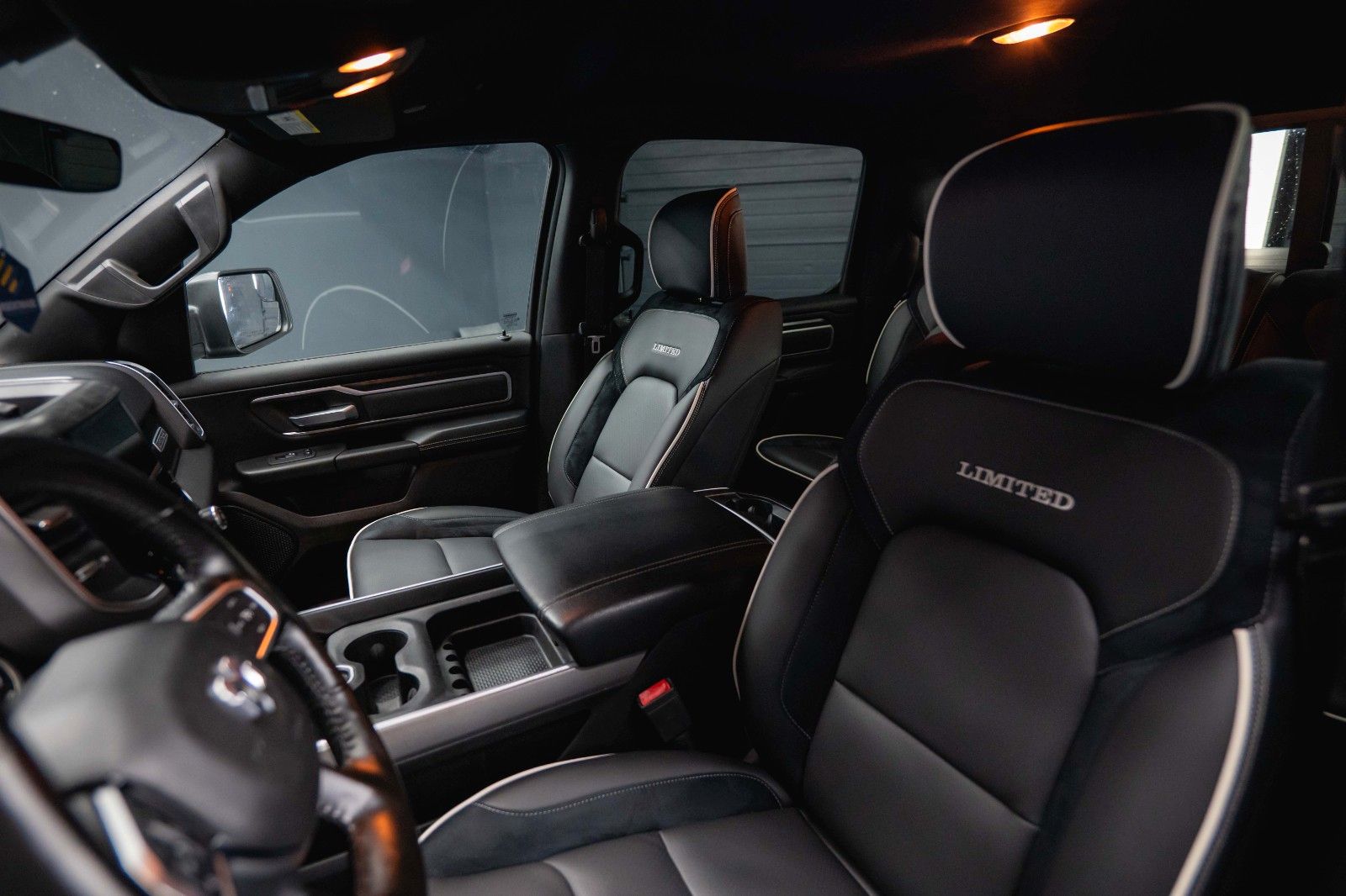 Fahrzeugabbildung Dodge RAM 5.7 V8 HEMI 4x4 OFFROAD Night-Paket *LED*19%