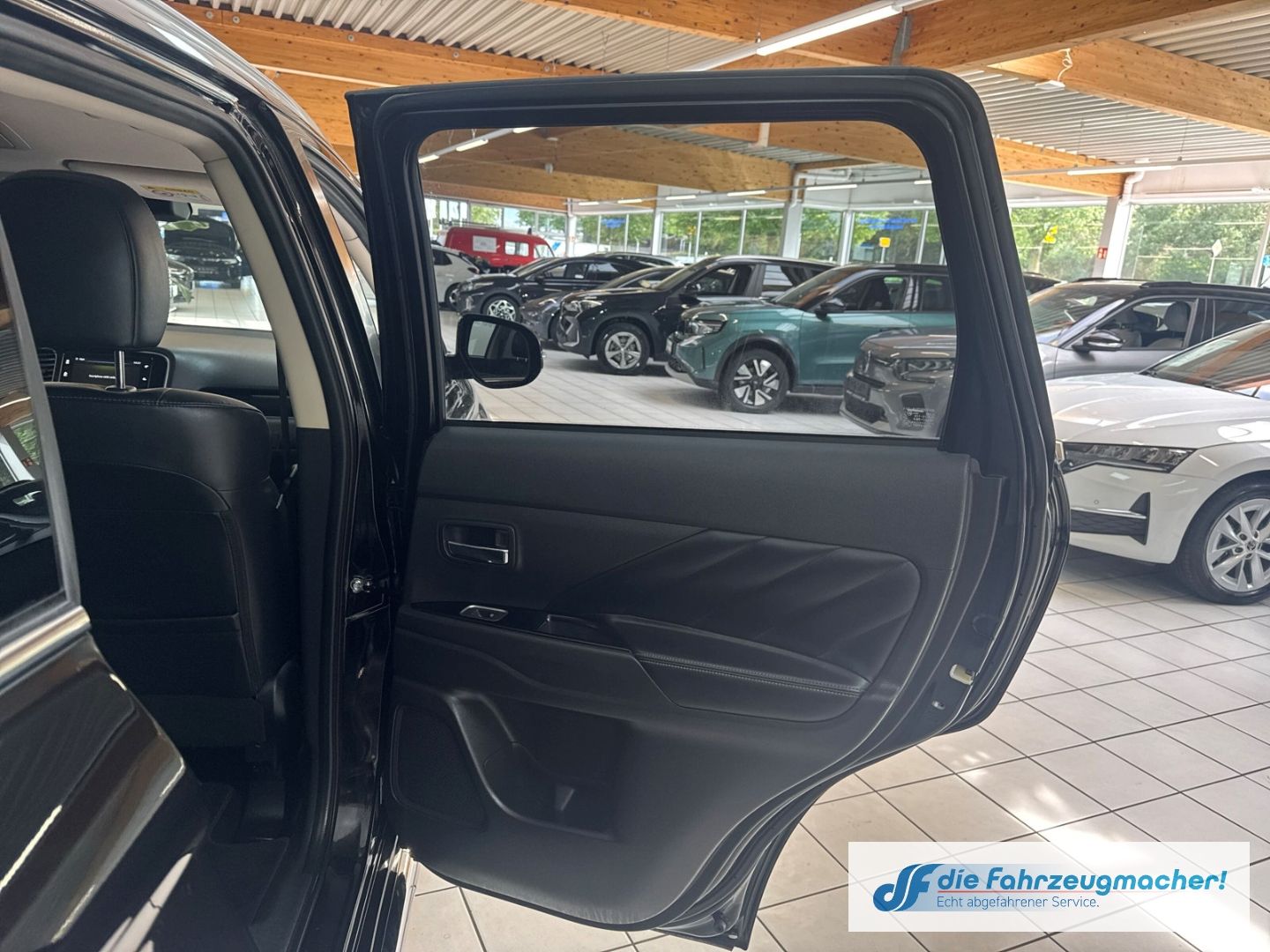 Fahrzeugabbildung Mitsubishi Outlander PHEV Plus 4WD StandHZG LED ACC El. Hec
