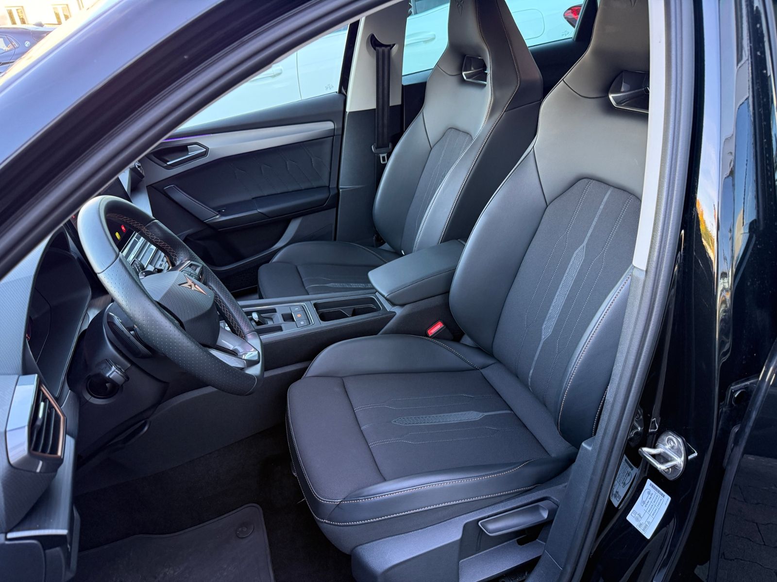 Fahrzeugabbildung CUPRA Leon 1.4 e-Hybrid VZ SHZ NAVI DAB