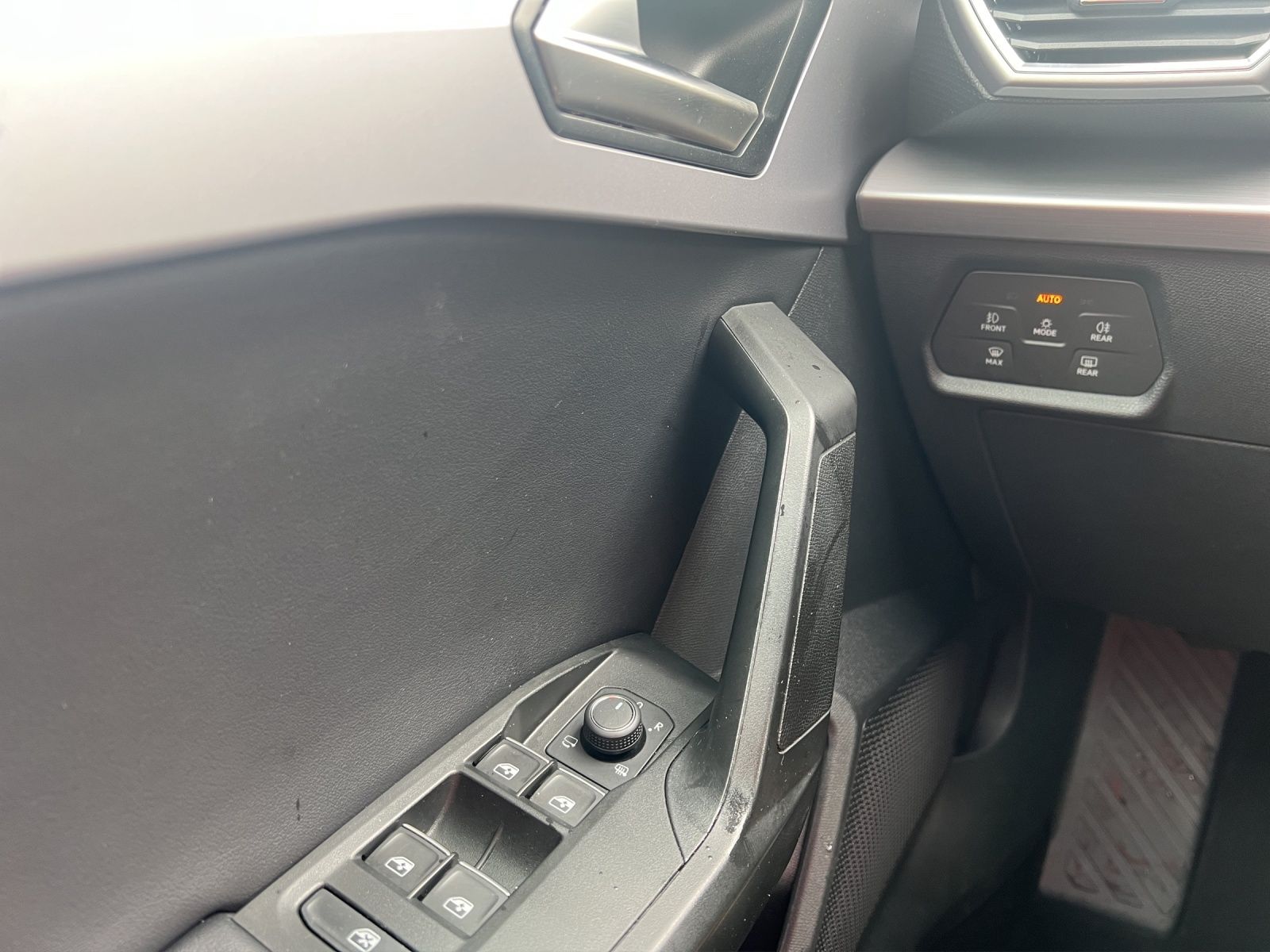 Fahrzeugabbildung SEAT Leon ST eTSI FR DSG LED Navi VC ACC RFK SH