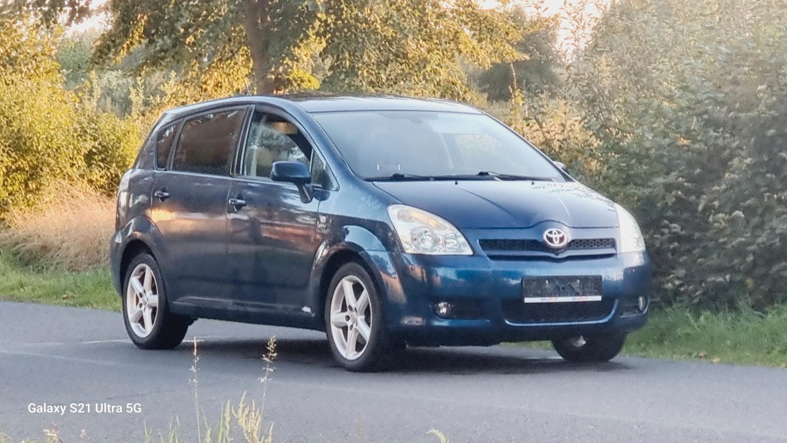 Toyota Corolla Verso 2004 — вигляд ззаду