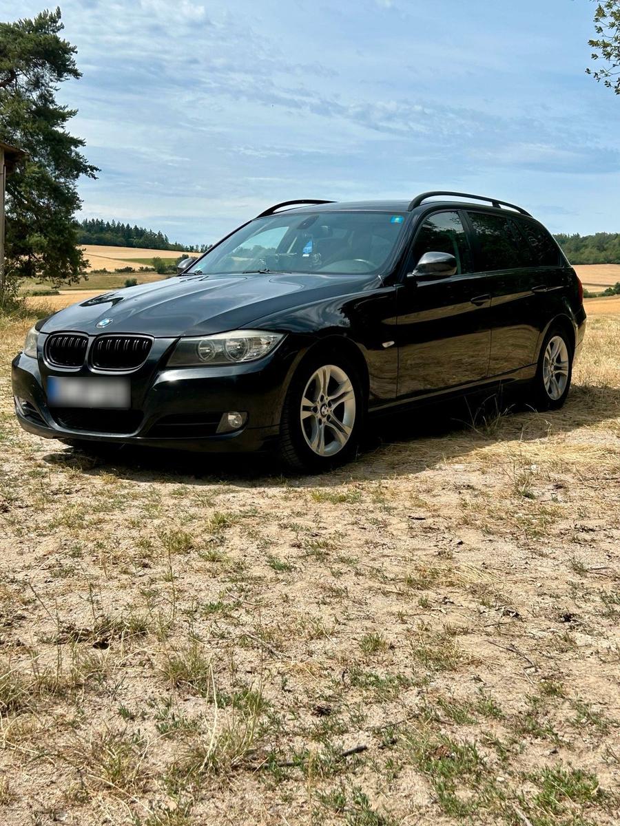 BMW 318 2009 — interior