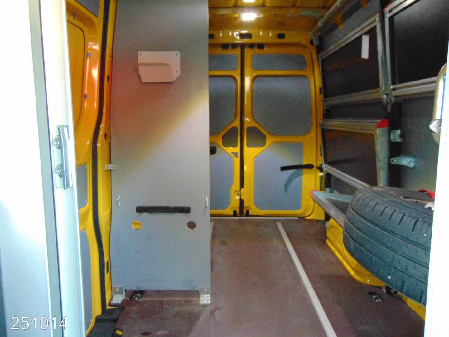 Volkswagen Crafter 35 2.0 TDI 140ch - Porte de communication intérieure - Clim - Régulateur - Camera