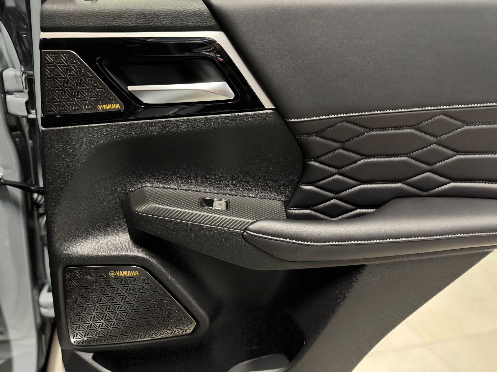 Fahrzeugabbildung Mitsubishi Outlander 2.4PLUG-IN HYBRID 4WD TOP