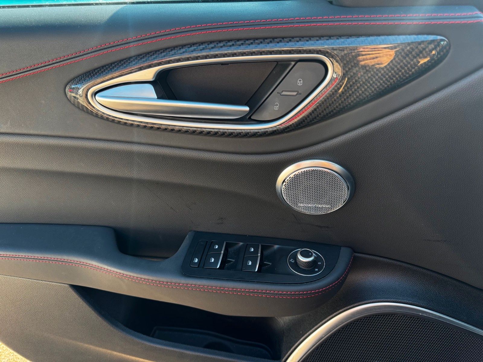 Fahrzeugabbildung Alfa Romeo Giulia 280 PS Q4 Estrema Panorama Navi Carbon