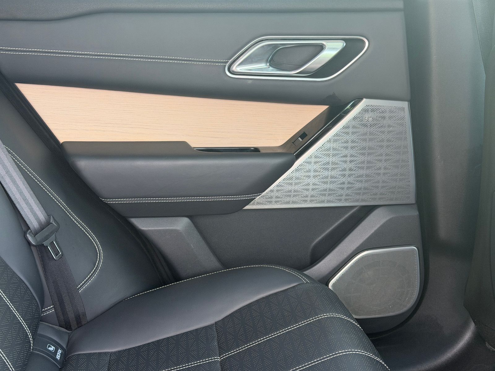 Fahrzeugabbildung Land Rover Range Rover Velar SE/PANO/KAMERA/MERIDIAN/MASSAG