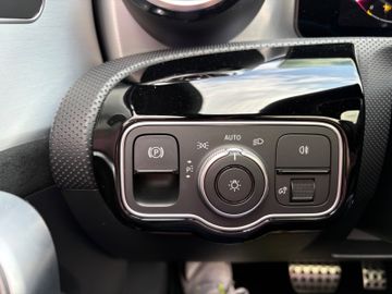 Fahrzeugabbildung Mercedes-Benz A 200d Special Edition AMG Pano DAB Night Paket