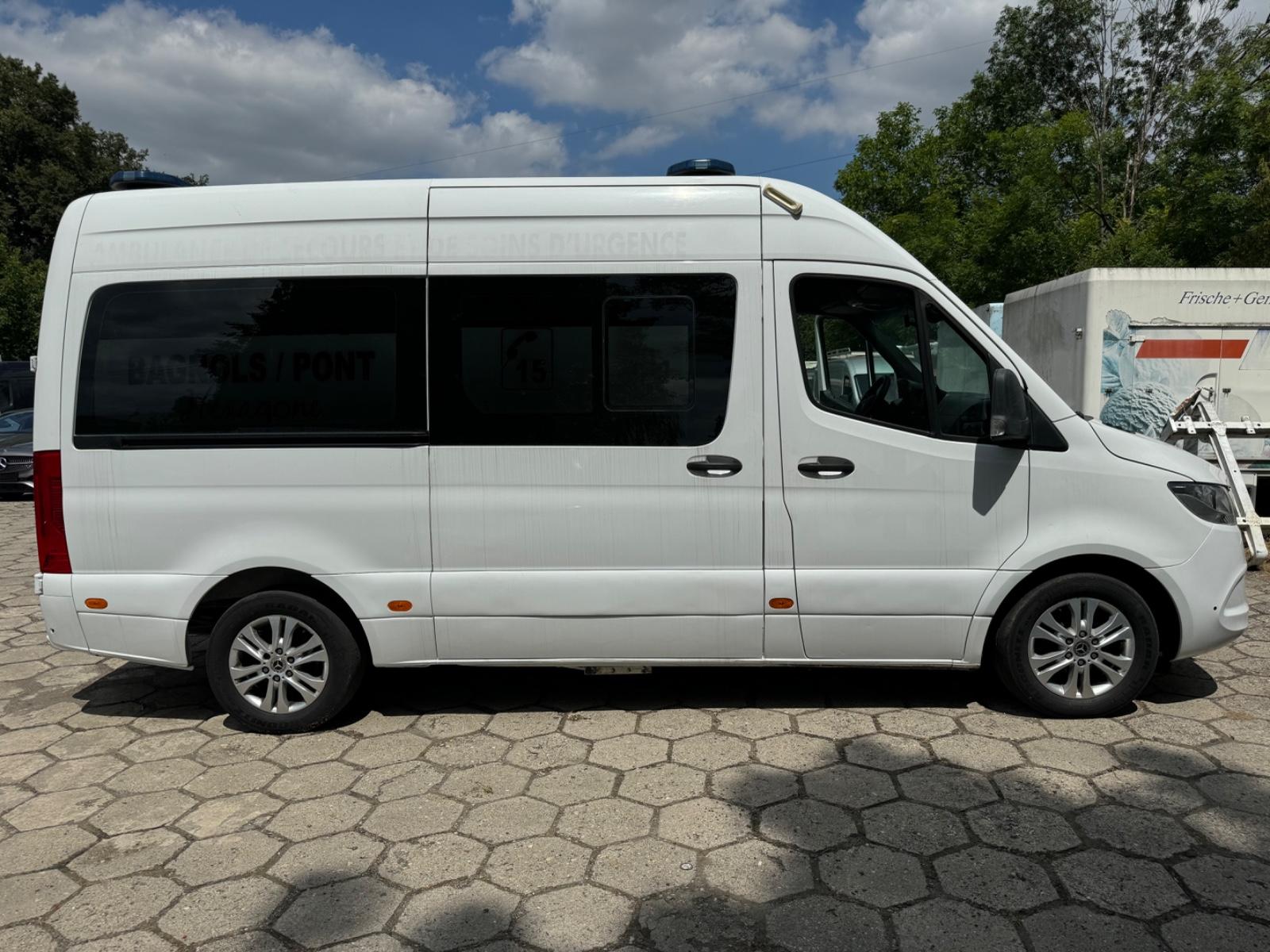 Mercedes-Benz Sprinter I 319 CDI RWD V6 3.0L Rettungswagen