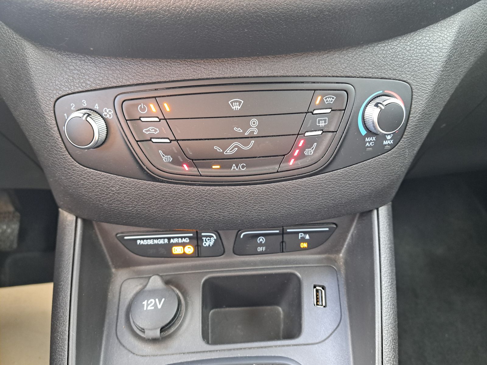 Fahrzeugabbildung Ford Tourneo Courier Trend 1.5 TDCI NAVI WINTERPAKET