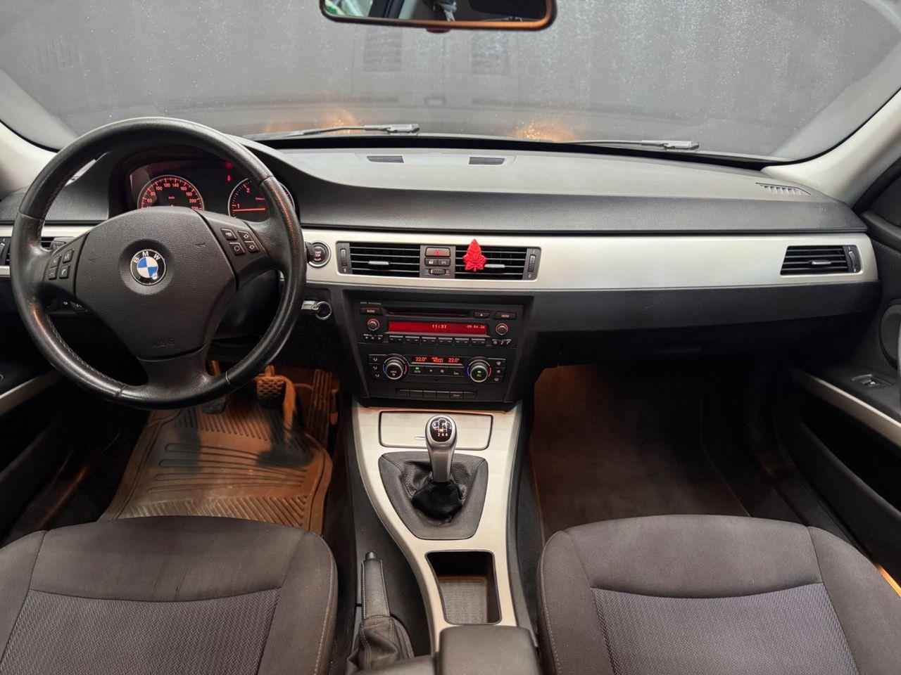 BMW 318 2010 — photo 15
