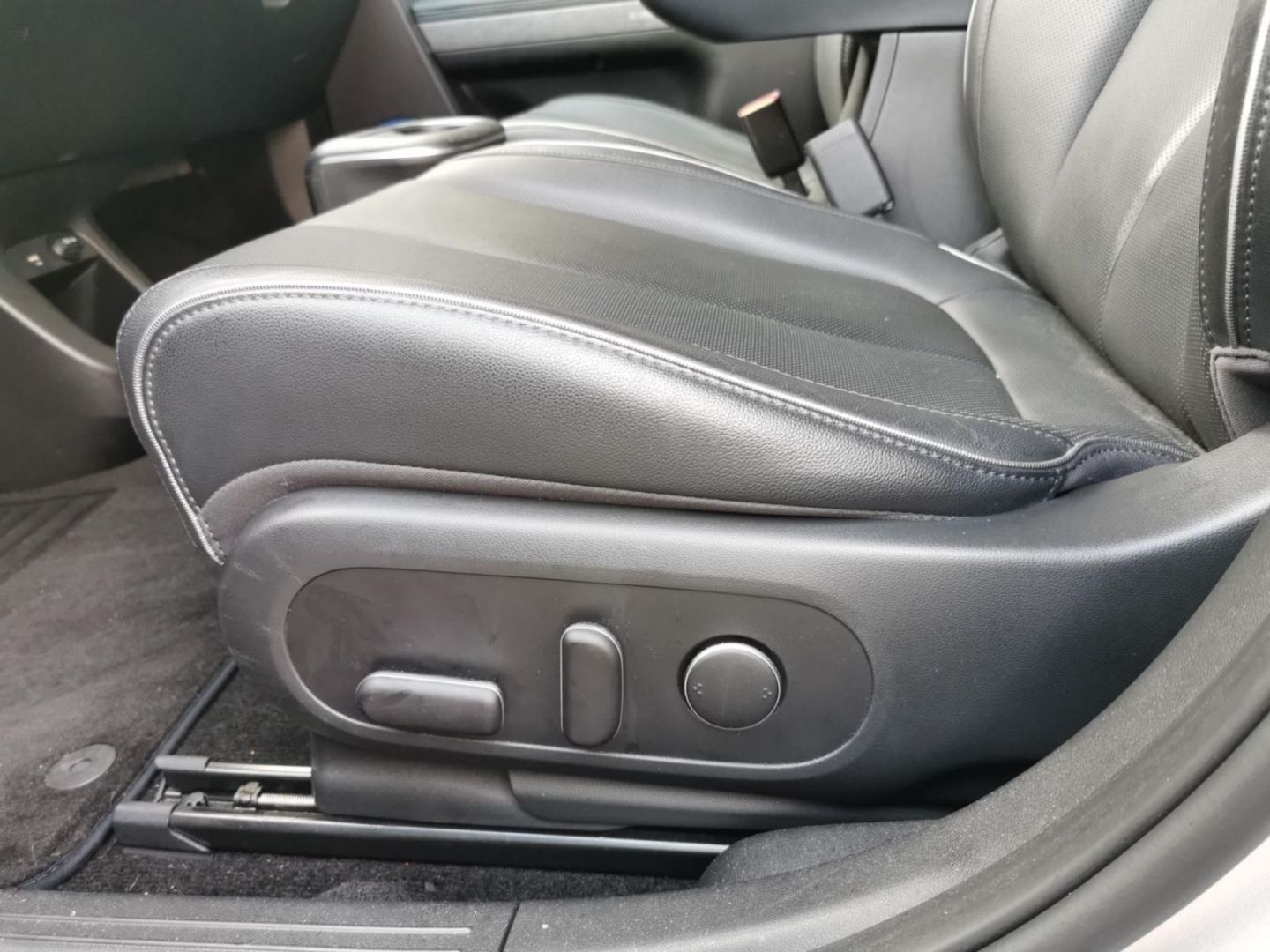 Fahrzeugabbildung Hyundai IONIQ 5 Uniq Elektro HUD Navi Digitales Cockpit