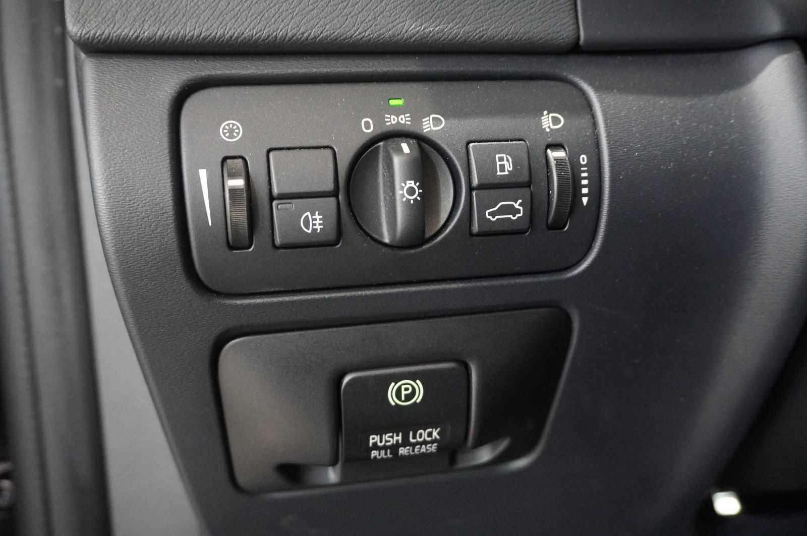 Fahrzeugabbildung Volvo V60 Kombi D4 R-DESIGN NAVI/LED/SHZPDC/AHK