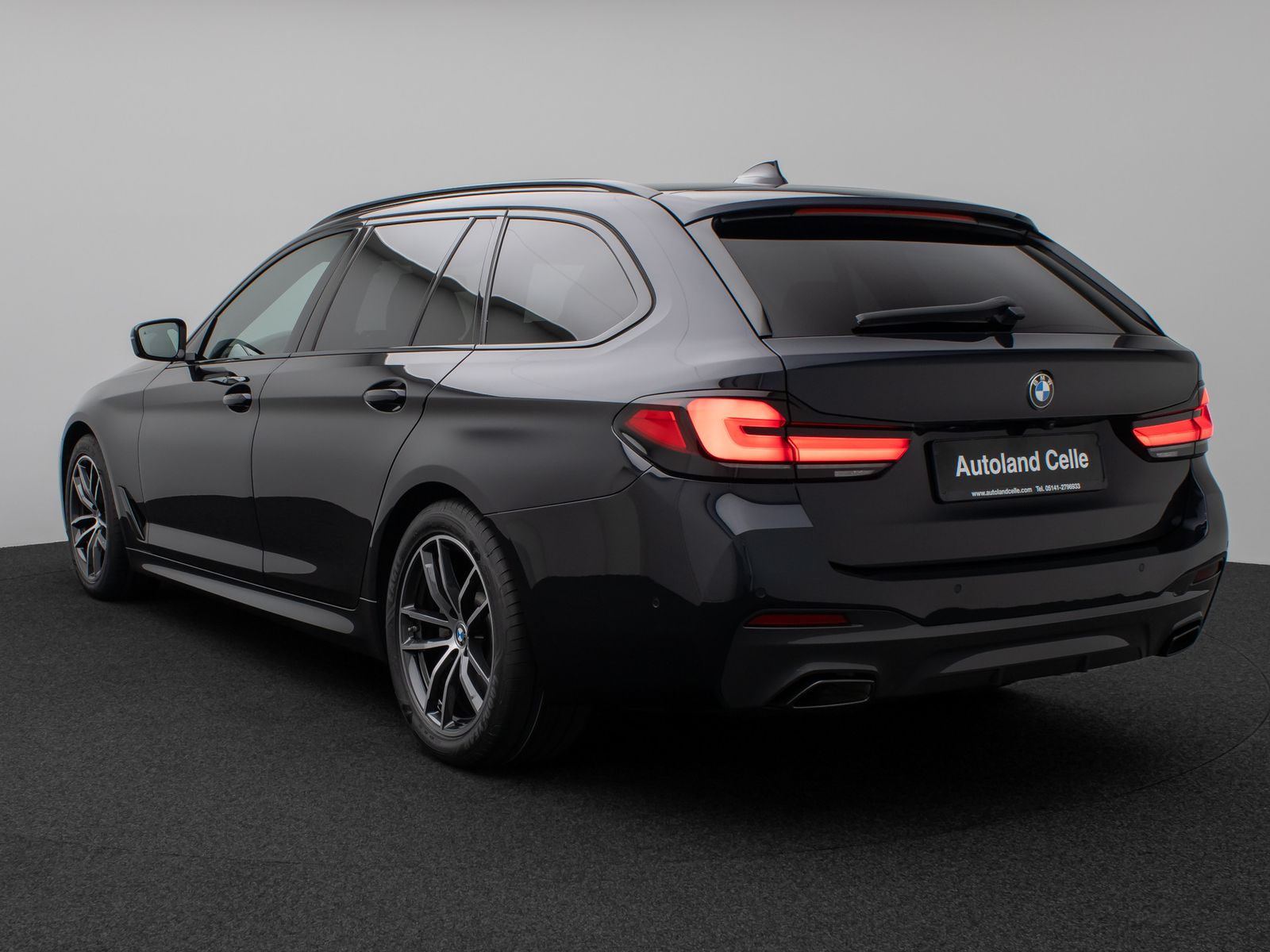 Fahrzeugabbildung BMW 520d xD M Sport Panorama Kamera HUD DAB H/K AHK