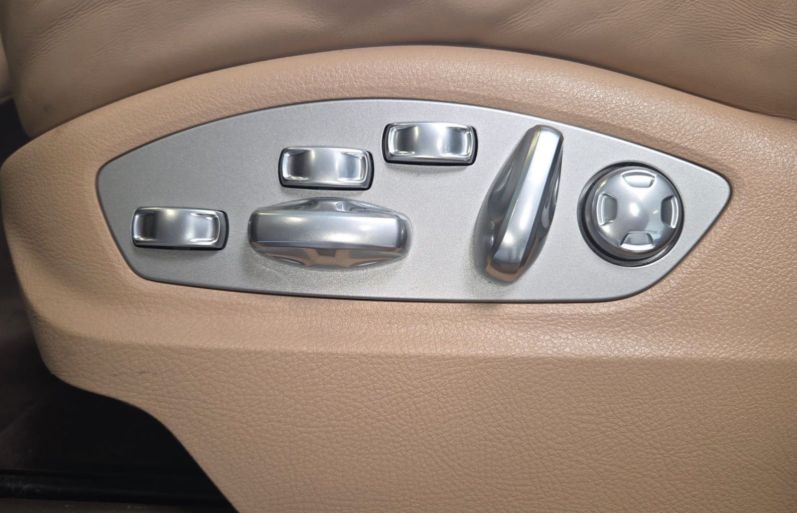 Fahrzeugabbildung Porsche Macan Turbo Scheckheft Porsche Leder exklusive