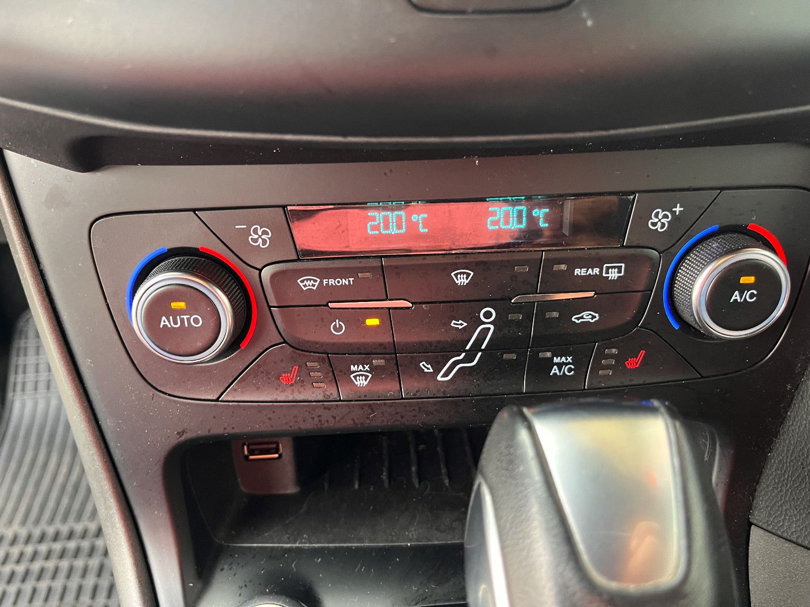 Fahrzeugabbildung Ford Focus Turnier ST-Line 1.5 Turbo Automatik