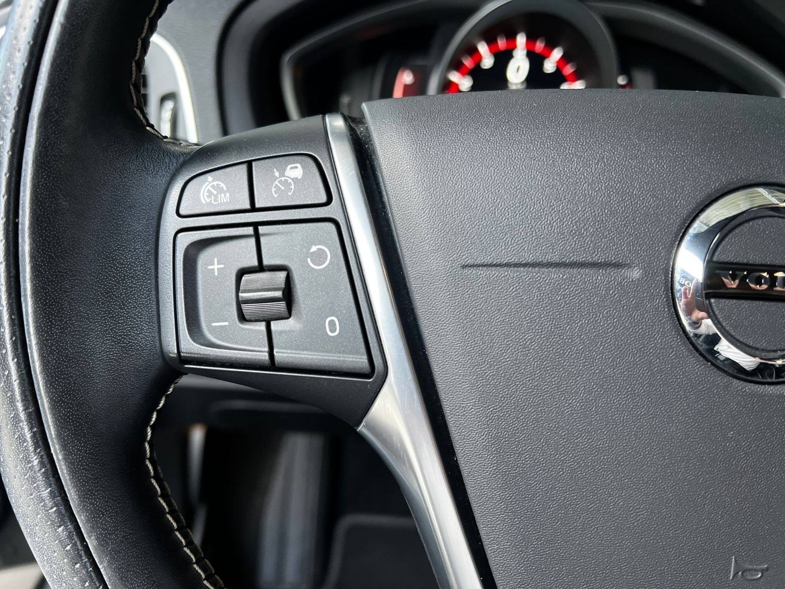 Fahrzeugabbildung Volvo V40 T3 R-Design RFK LED NAVI