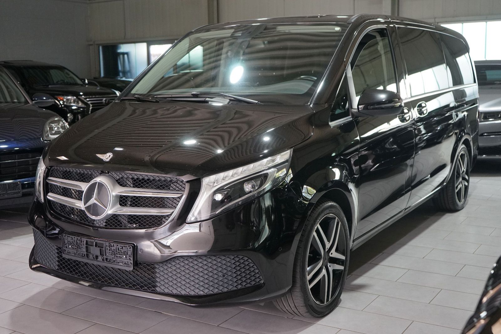 MERCEDES-BENZ V 220 AVANTGARDE*LANG*8SITZ*E-TÜREN*