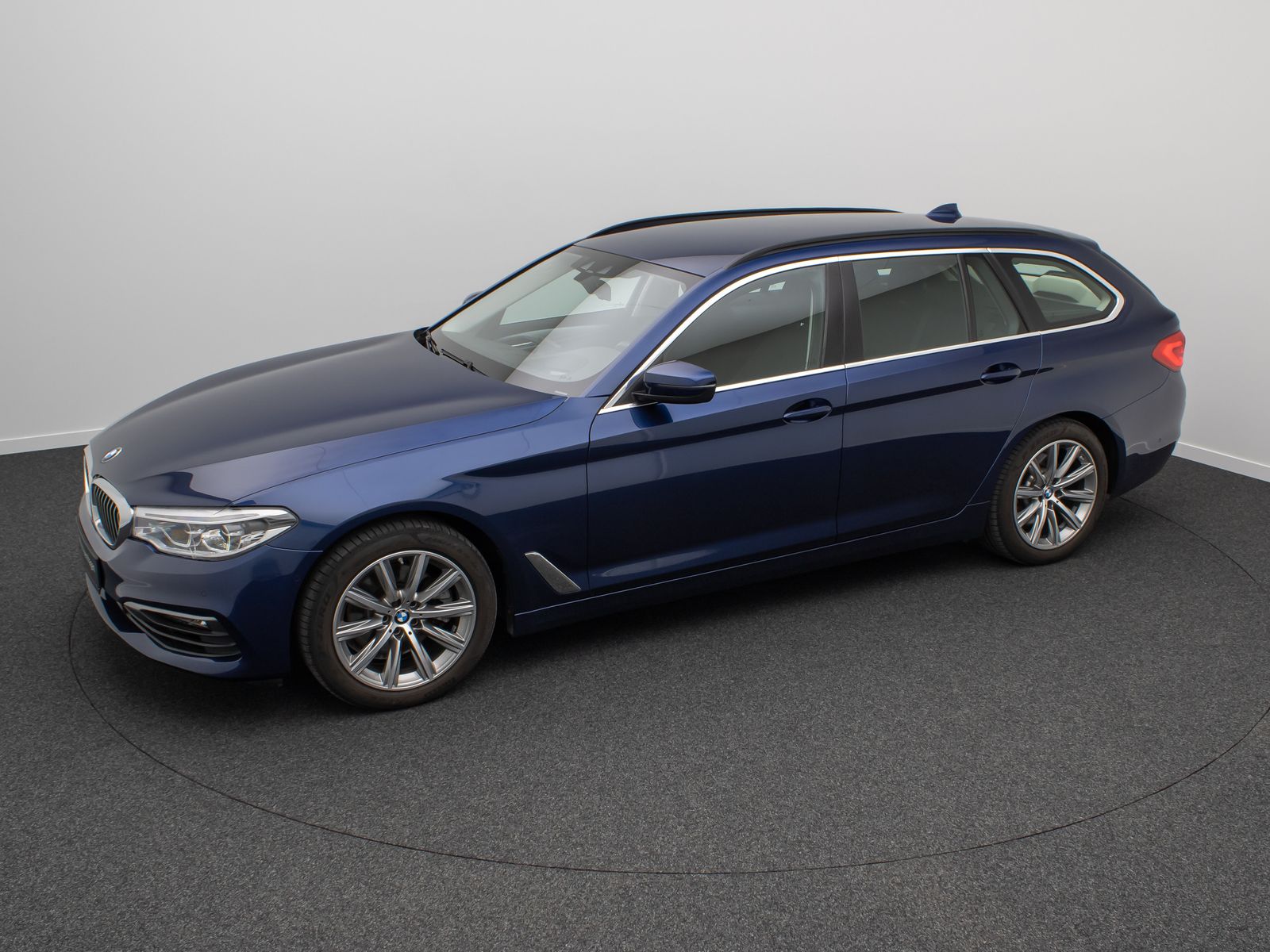 Fahrzeugabbildung BMW 520d xD HUD Kamera HiFi Alarm AHK FernlichtAssis