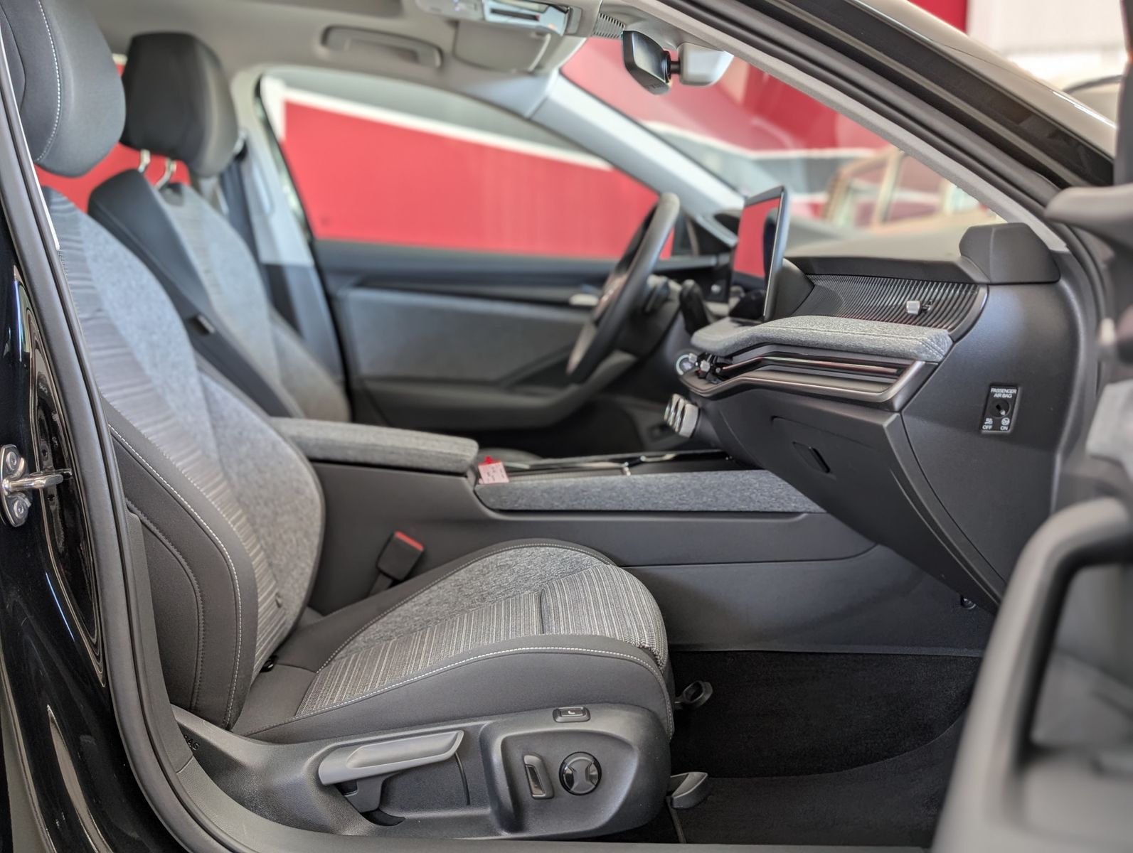 Fahrzeugabbildung SKODA Superb IV 2.0TDI DSG 4x4 MATRIX ACC NEUES MODELL