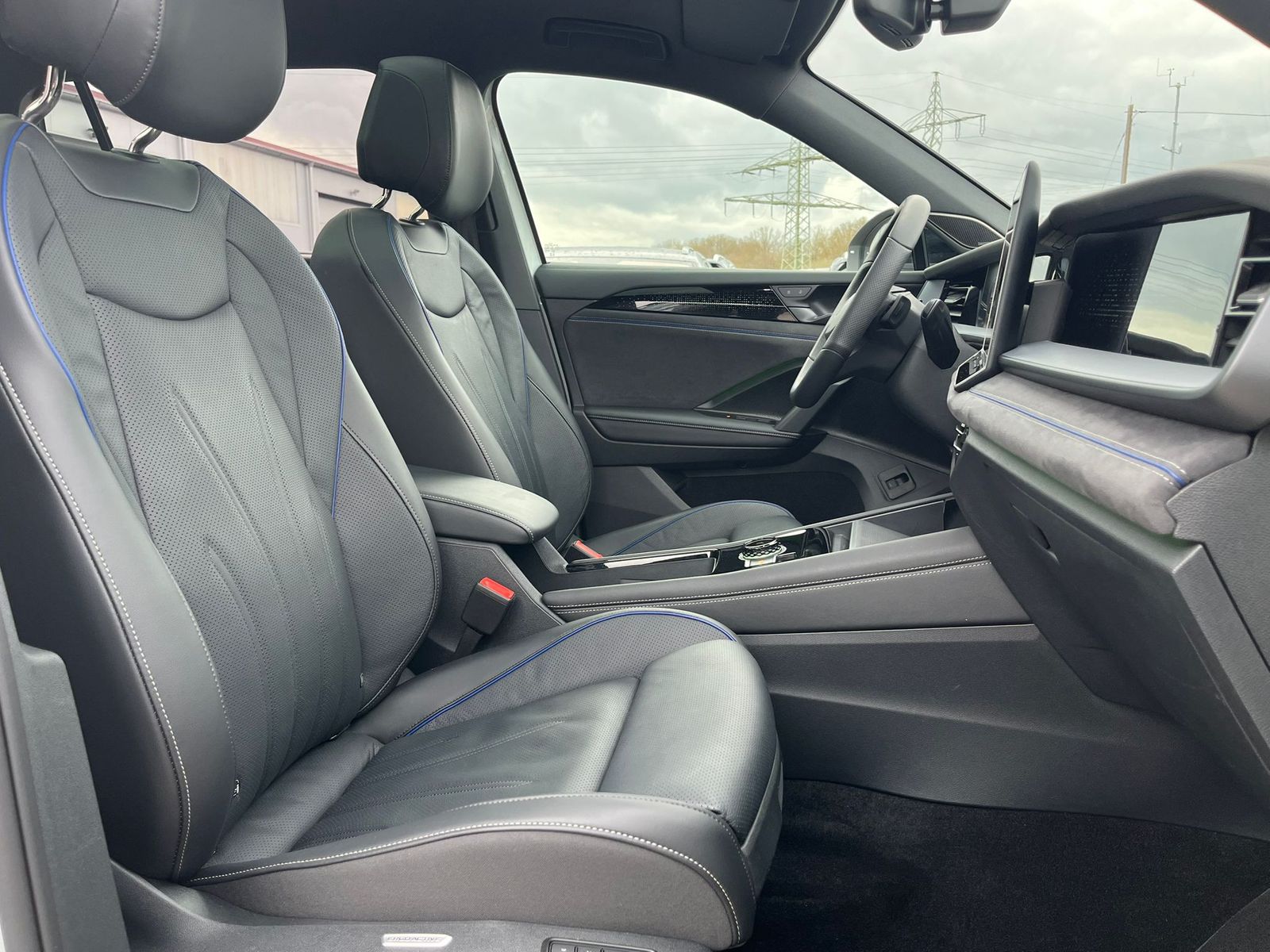 Fahrzeugabbildung Volkswagen Tayron 2.0 TDI 4M R-Line 7S*IQ-L.*LEDER*PANO*HUD