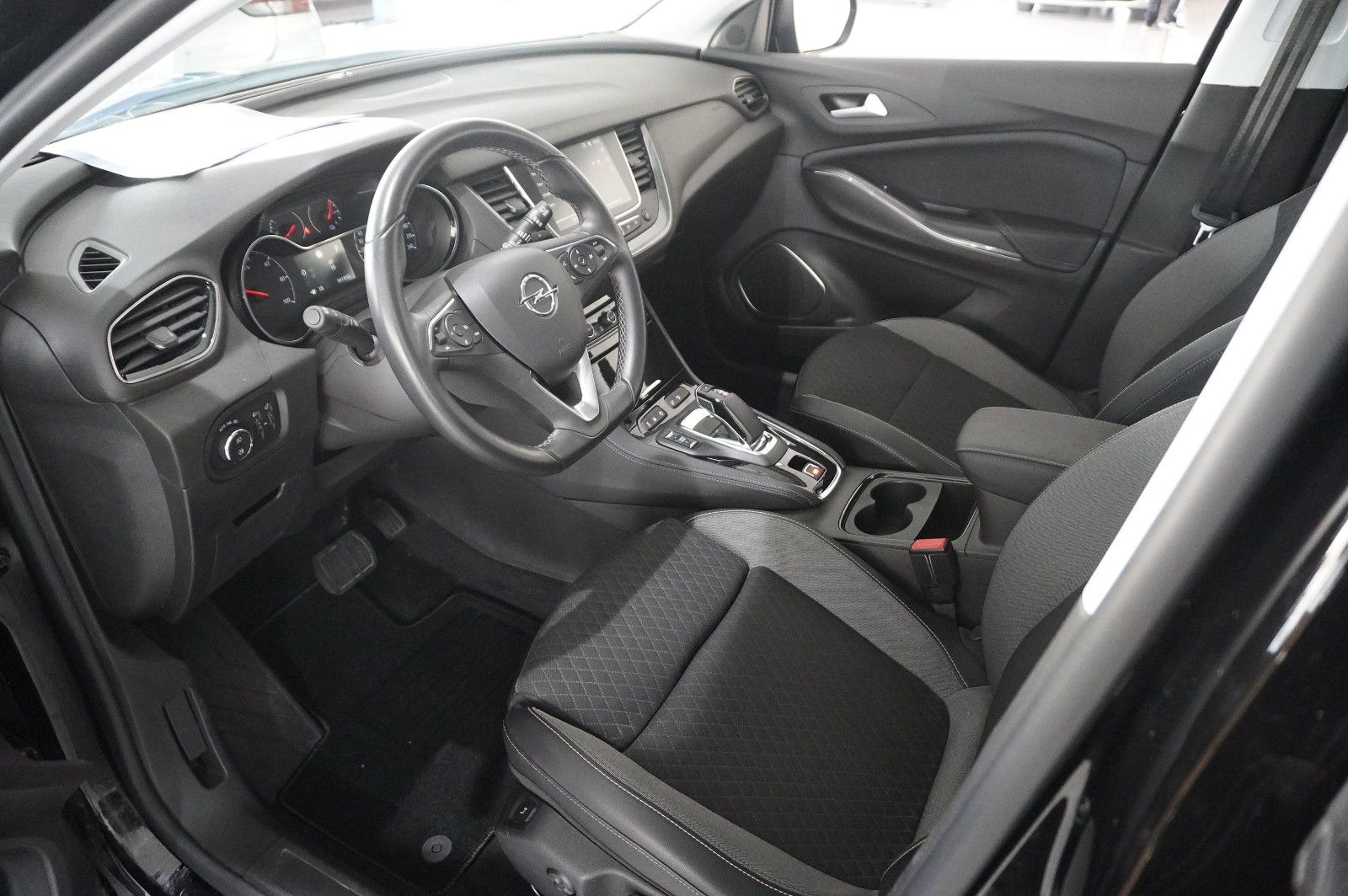 Fahrzeugabbildung Opel Grandland (X) 1.6T HYBRID NAVI/KAMERA/SH/SPORT