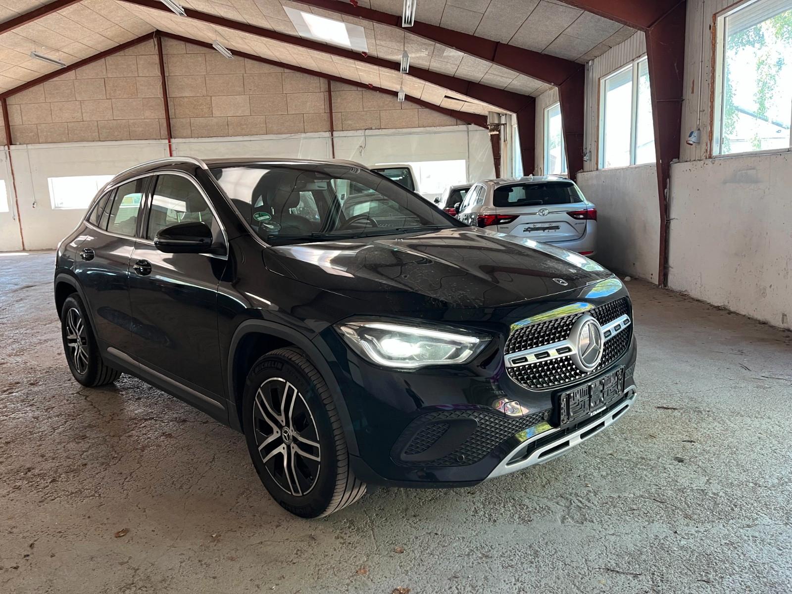 Mercedes-Benz GLA 200d  DCT 8G 19T N