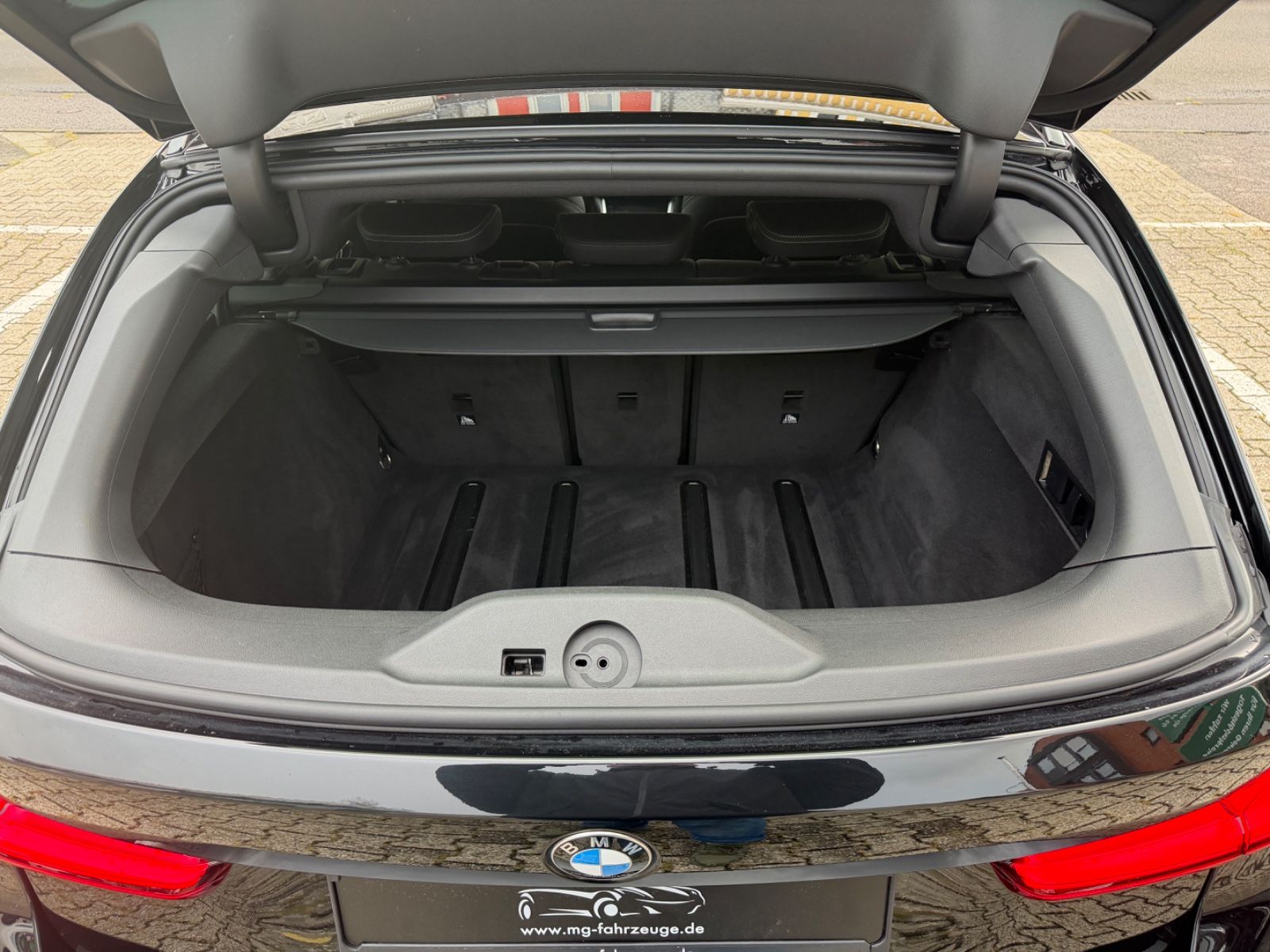 Fahrzeugabbildung BMW 330d xDrive Touring M SPORT PRO PANO STANDH. AHK