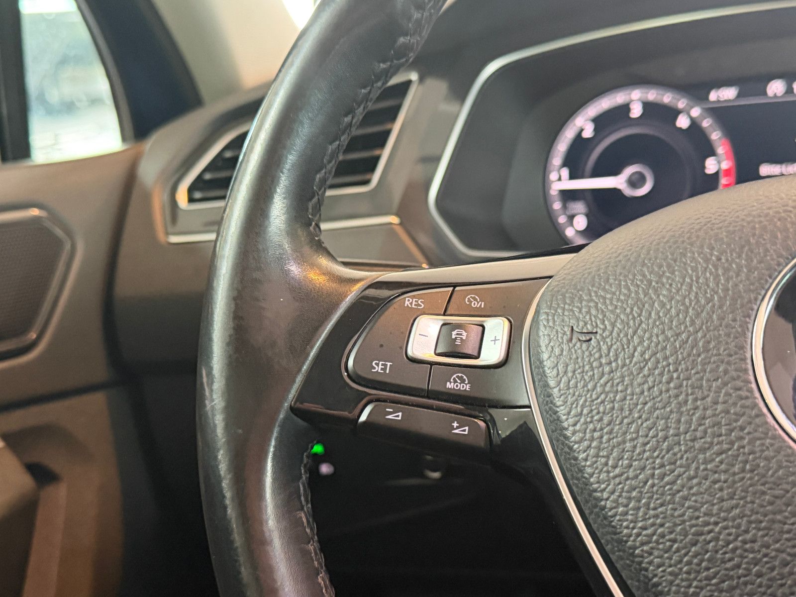 Fahrzeugabbildung Volkswagen Tiguan Highline /VIRTUAL/PANO/MEMORY/HUD/KAMERA