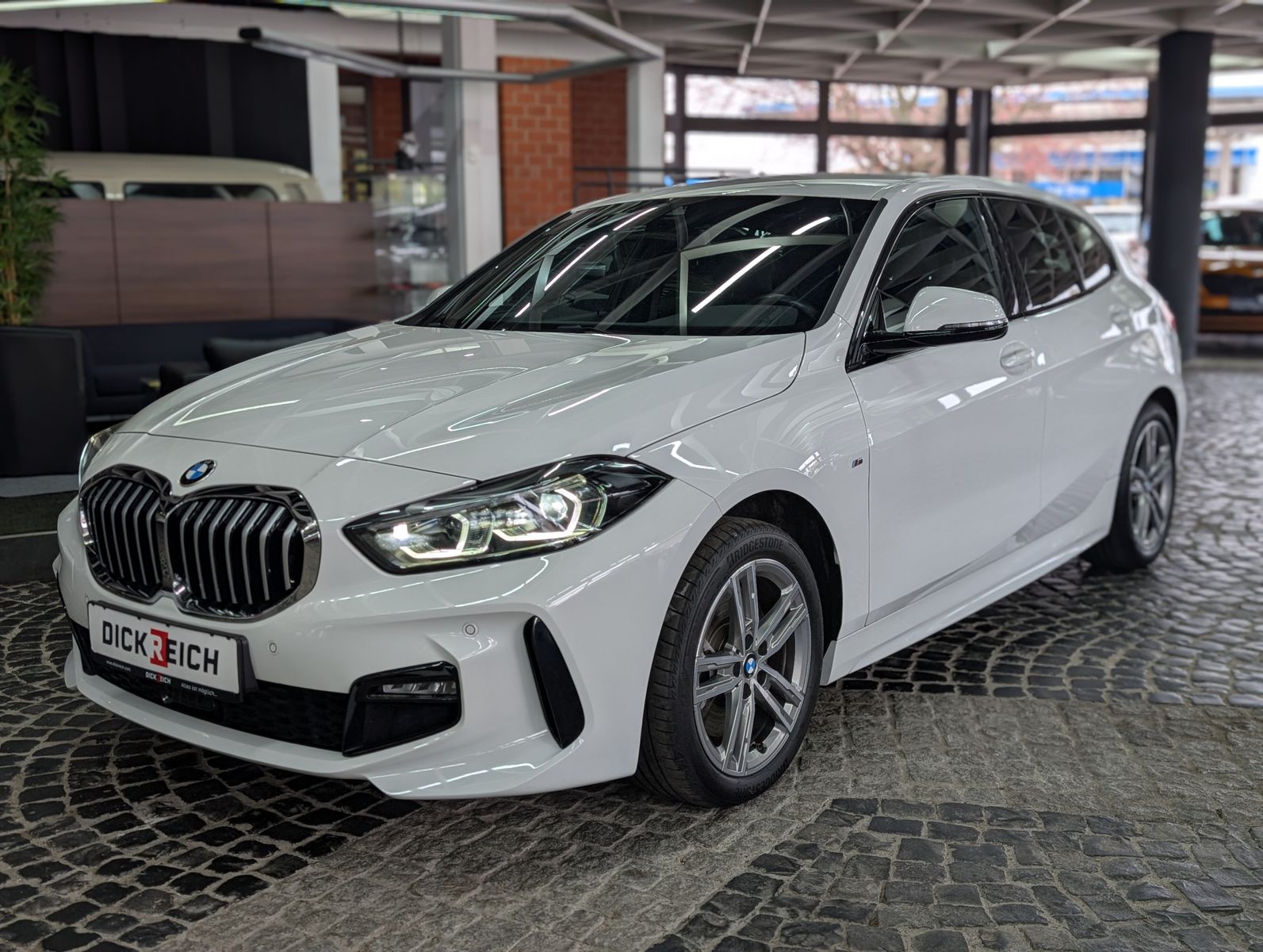 Fahrzeugabbildung BMW 120 i M Sport Shadow-Line AHK VIRT APP AMBI LED
