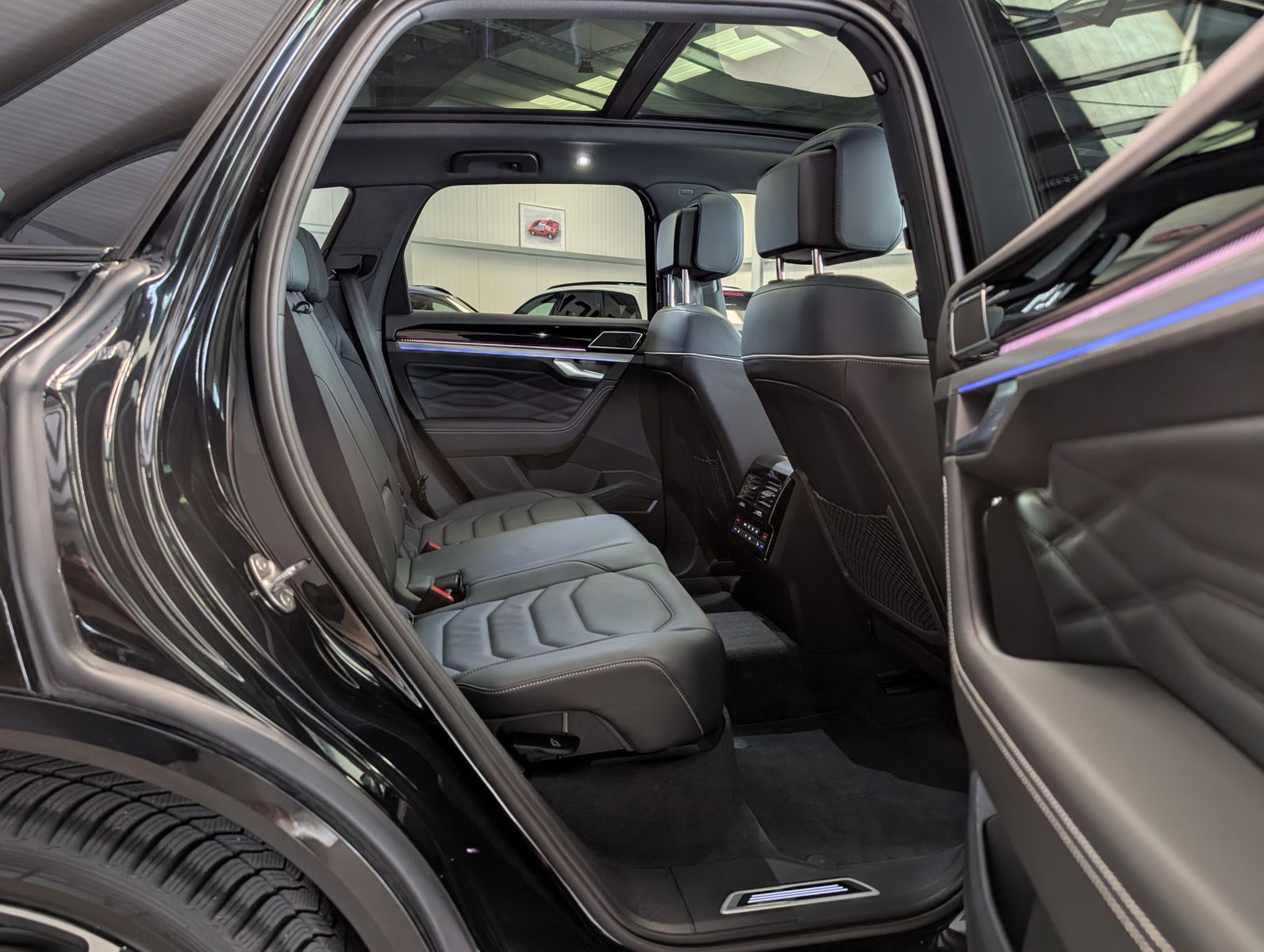 Fahrzeugabbildung Volkswagen Touareg 3.0TDI 4M R-Line VOLL Black 22" UPE 114T