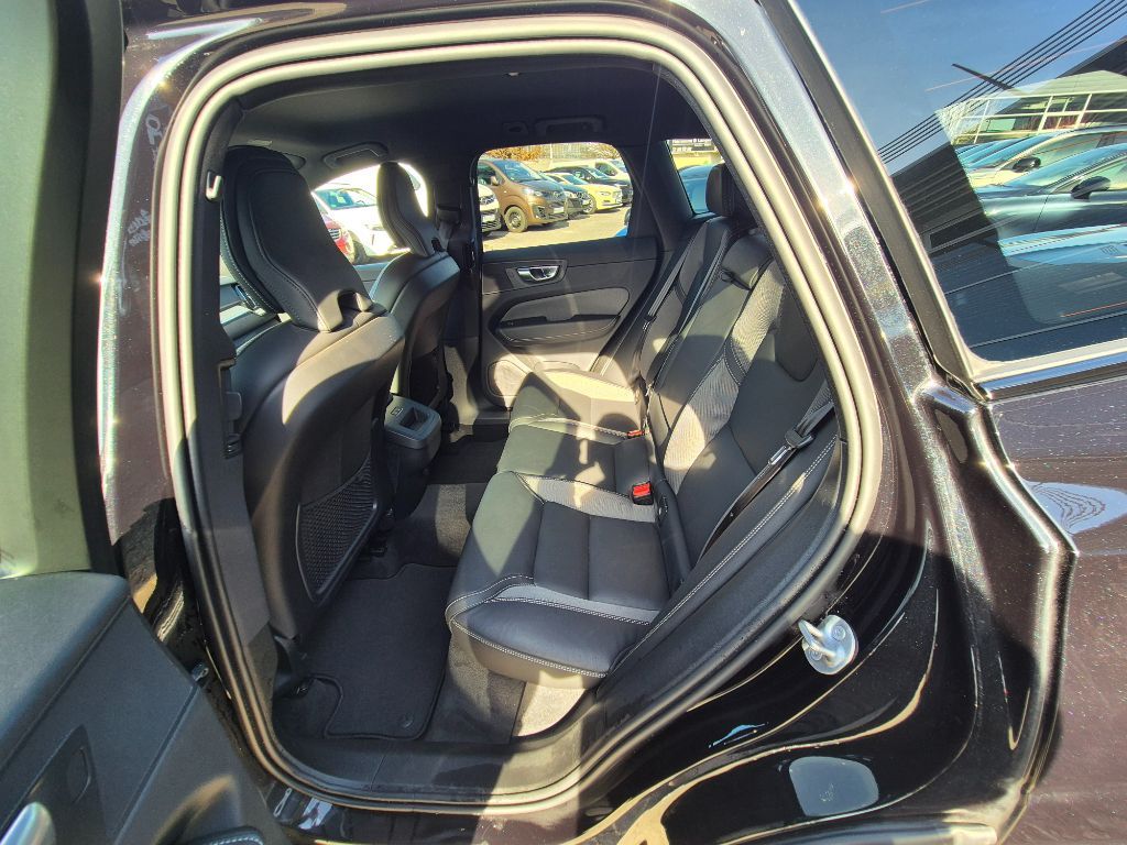 Fahrzeugabbildung Volvo XC60 B4 D Plus Dark+HarmanKardon+Fahrerassist.