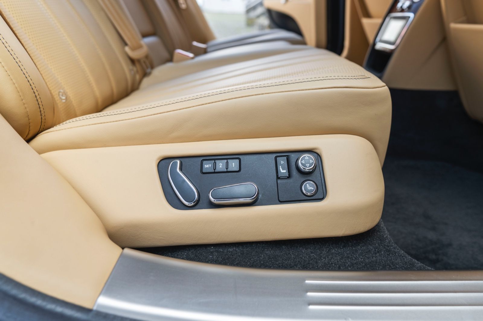 Fahrzeugabbildung Bentley Flying Spur 6.0 W12 Autom. Bixenon NAVI PDC KAM