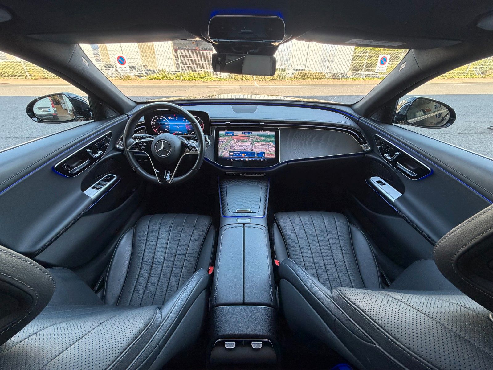 Fahrzeugabbildung Mercedes-Benz E 450d 4M T Avantgarde+Pano+AHK+Distr+Memory