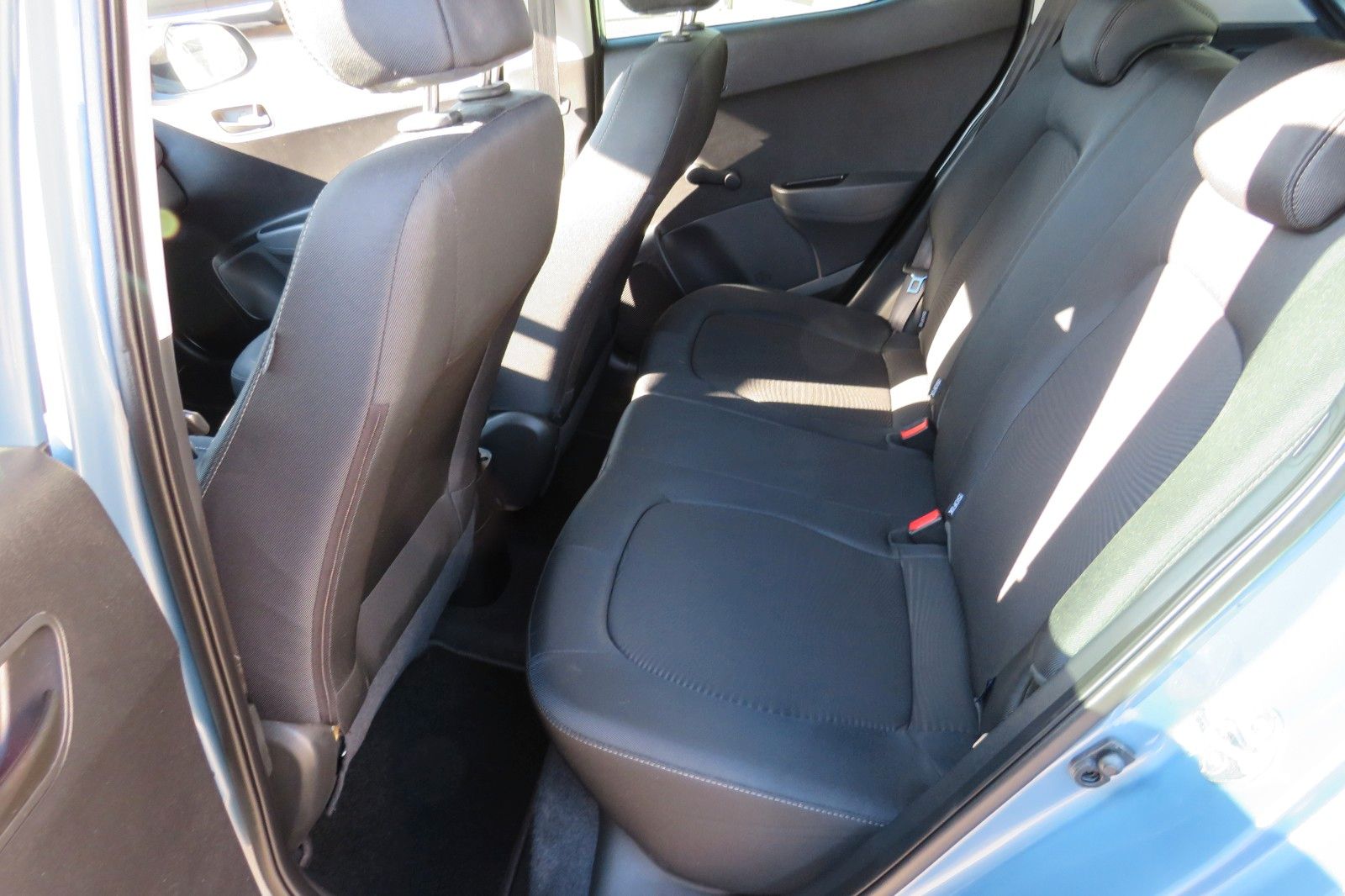 Fahrzeugabbildung Hyundai i10 4-TÜREN KLIMA PDC ALU SCHECKHEFT