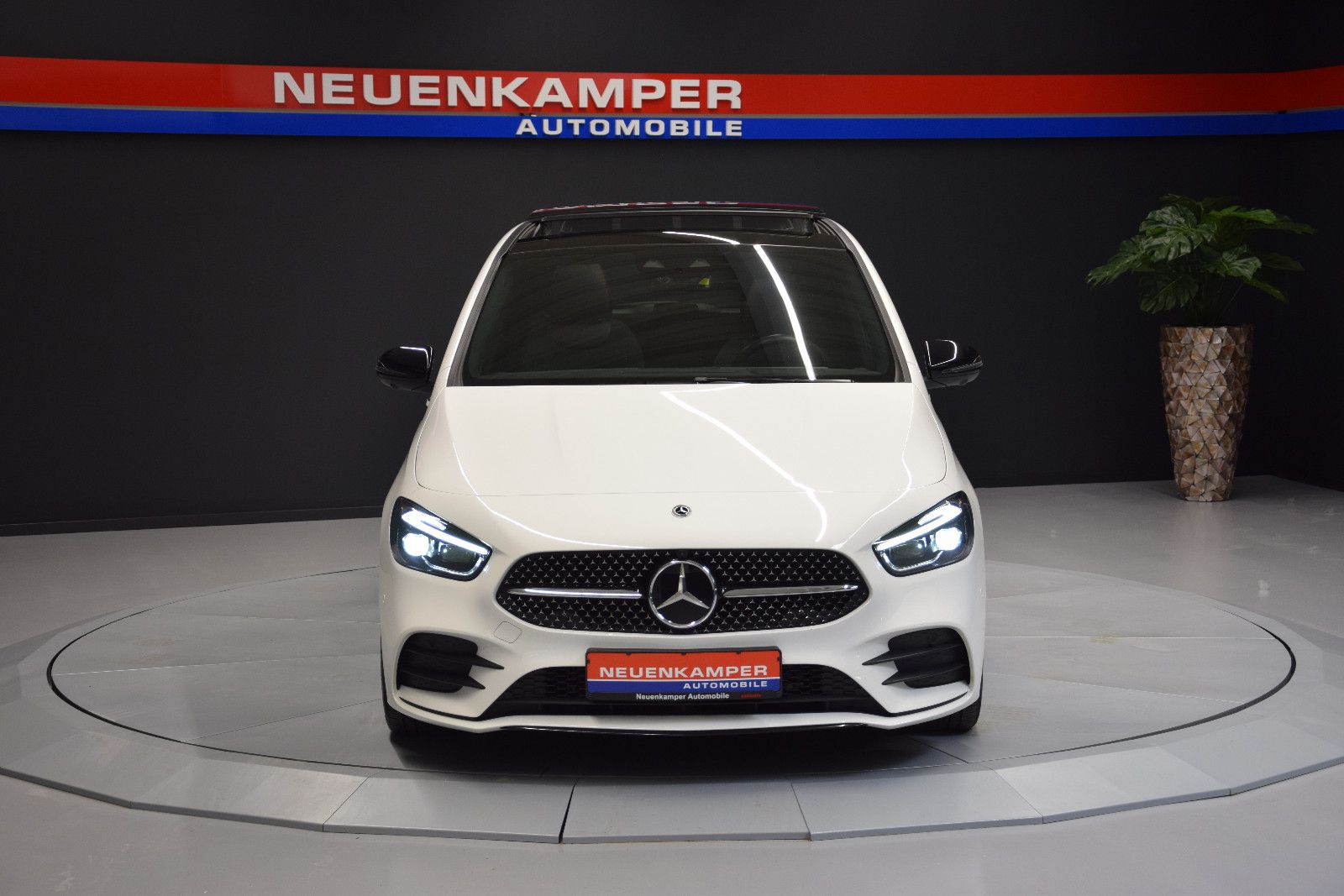 Fahrzeugabbildung Mercedes-Benz B 250 4Matic AMG Pano 360° Night ACC MBUX