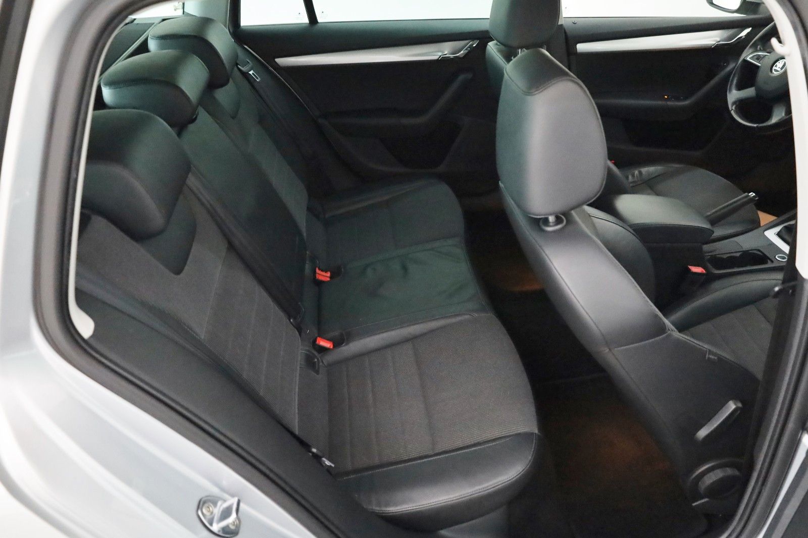 Fahrzeugabbildung SKODA Octavia Combi Elegance,T.Leder,Navi,Xenon,Alu+WR