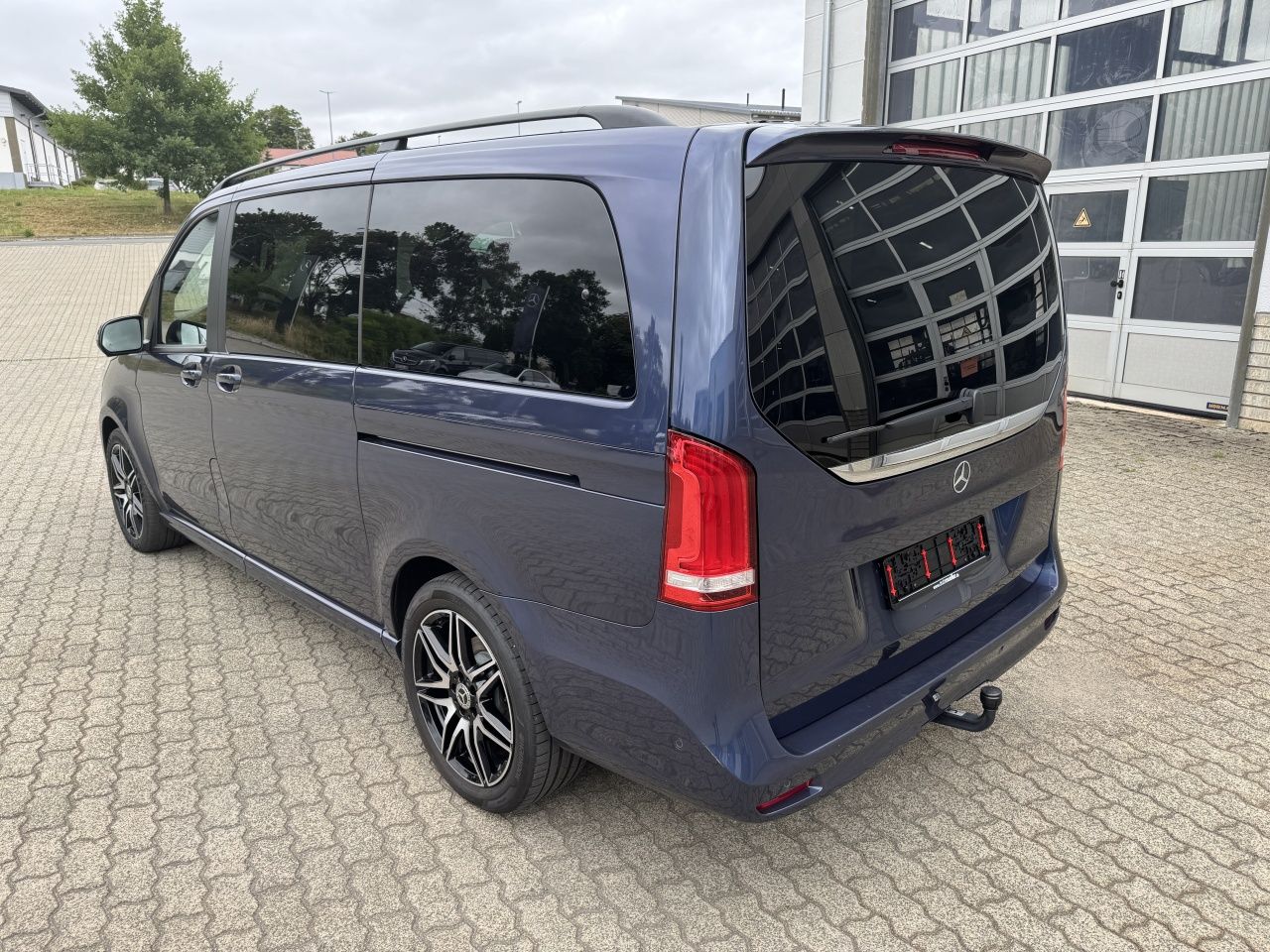 Fahrzeugabbildung Mercedes-Benz V 250d Avantgarde Ed. lang 4x4 AMG*Distronic*AHK