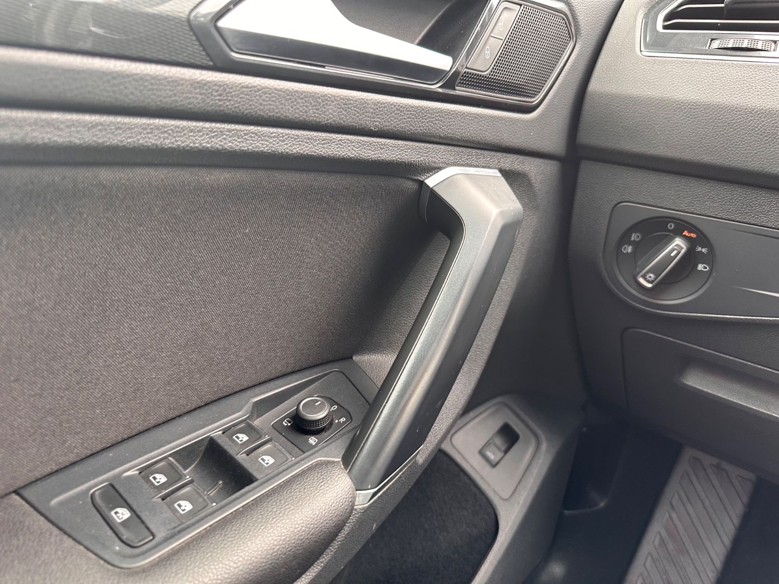 Fahrzeugabbildung Volkswagen Tiguan 2.0 TDI 4M Highline Pano/AHK/ACC/Navi/LED