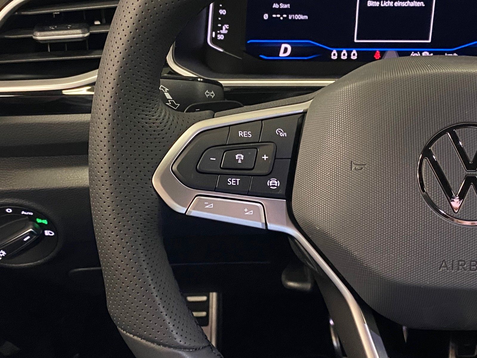 Fahrzeugabbildung Volkswagen T-Roc 1.5 TSI DSG R-Line+ACC+Garantie bis 2030++