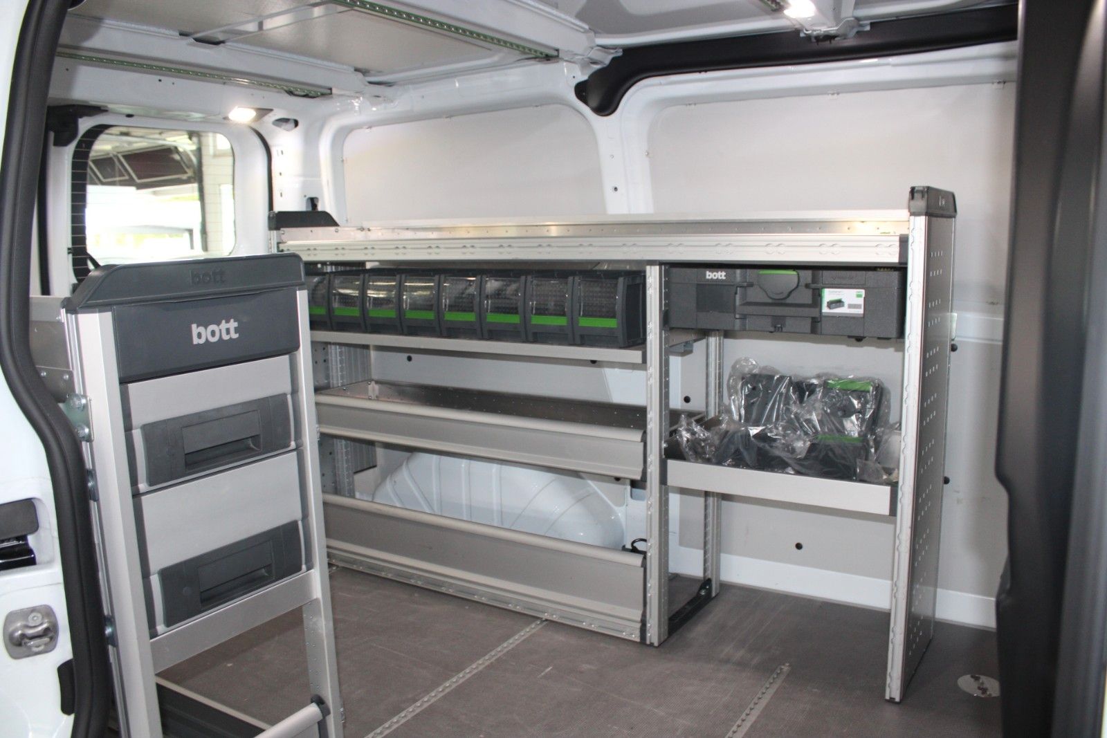 Fahrzeugabbildung Ford Transit Custom TRAIL AHK Bott Einrichtung Leder