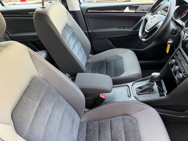 Fahrzeugabbildung Volkswagen Golf Sportsvan VII Highline Autom.+AHK+Navi+PDC