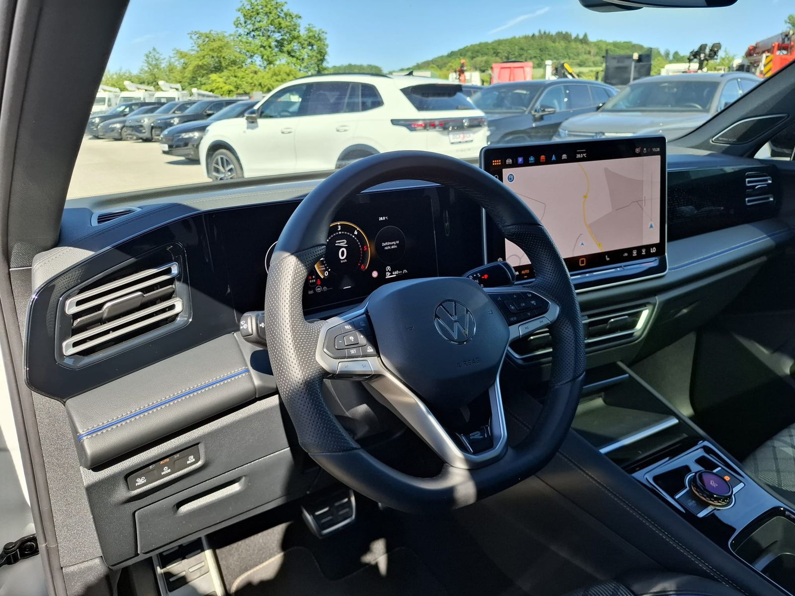 Fahrzeugabbildung Volkswagen Tiguan 2.0 TDI 4M R-Line BLACK*PAN*HK*AHK*MATRIX