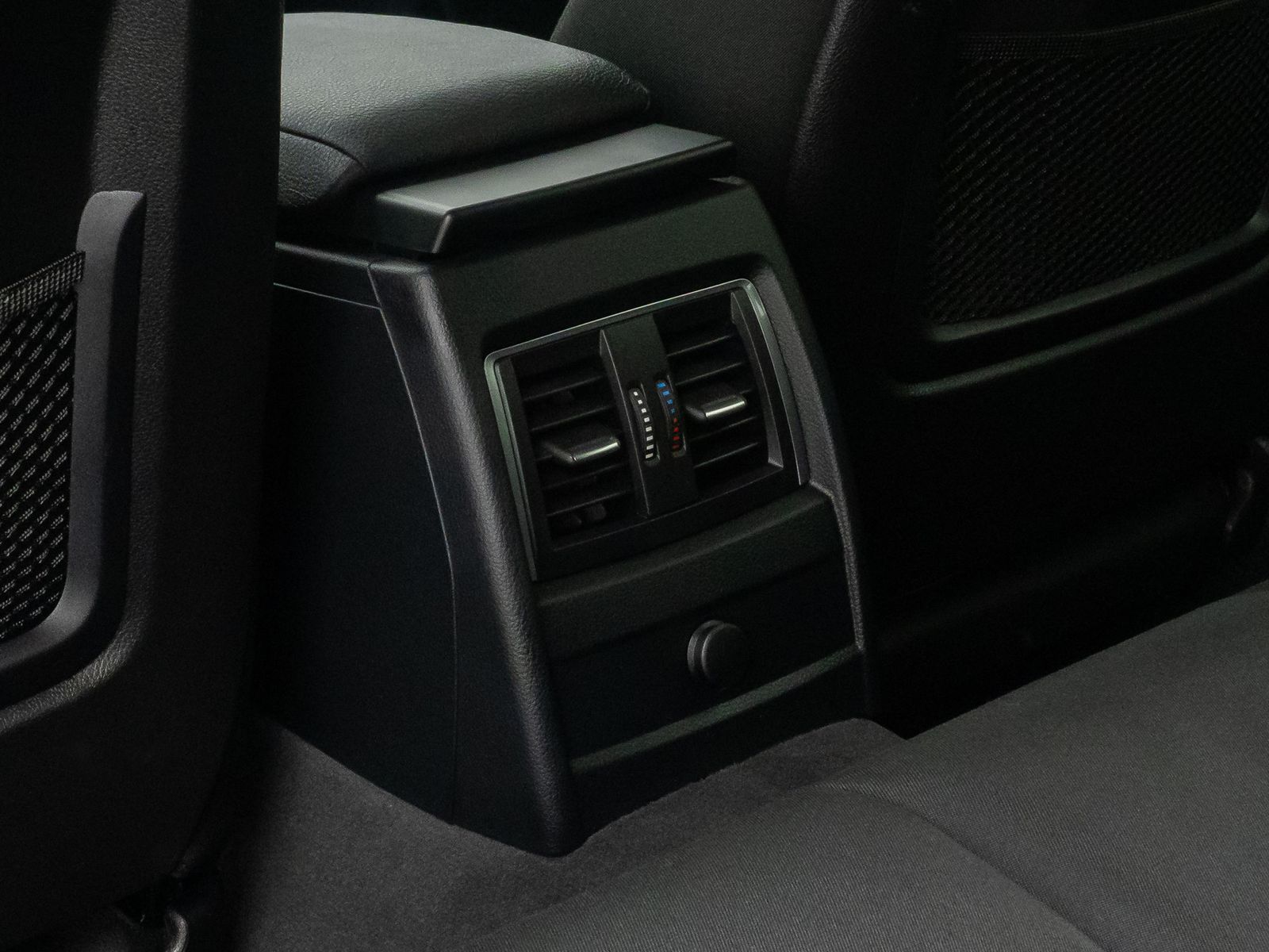 Fahrzeugabbildung BMW 320i GeschwindigReg ParkAss DAB H/K FernlichtAss