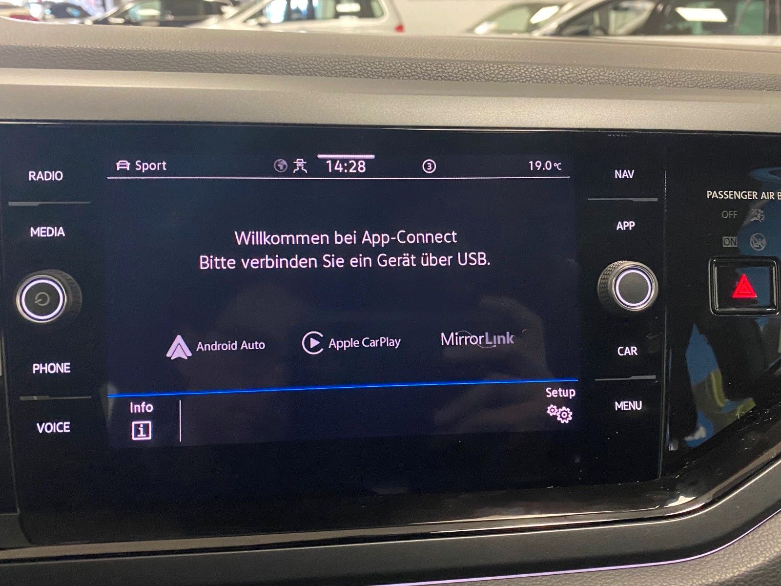 Fahrzeugabbildung Volkswagen Taigo 1.5 TSI DSG R-Line+MATRIX LED+18"ALU+KAMER