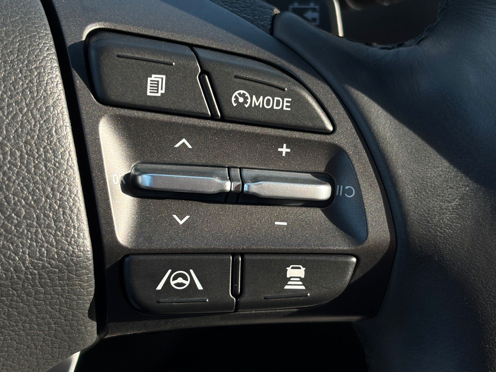 Fahrzeugabbildung Hyundai KONA E Select SHZ LHZ ACC LKA LFA Navi CarPlay