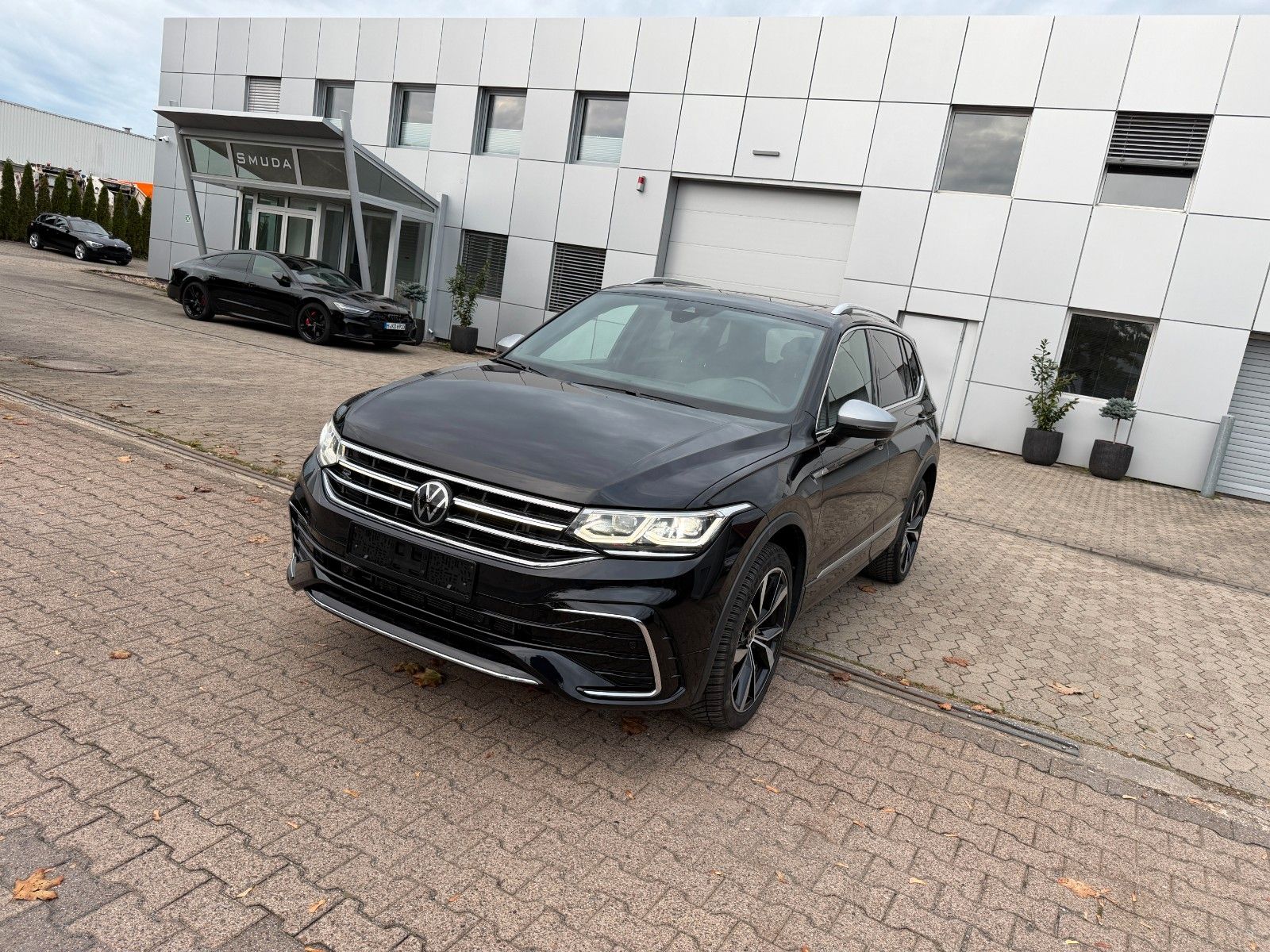 Volkswagen Tiguan Allspace R-Line 4Motion 7 SITZE*DCC*PANO*
