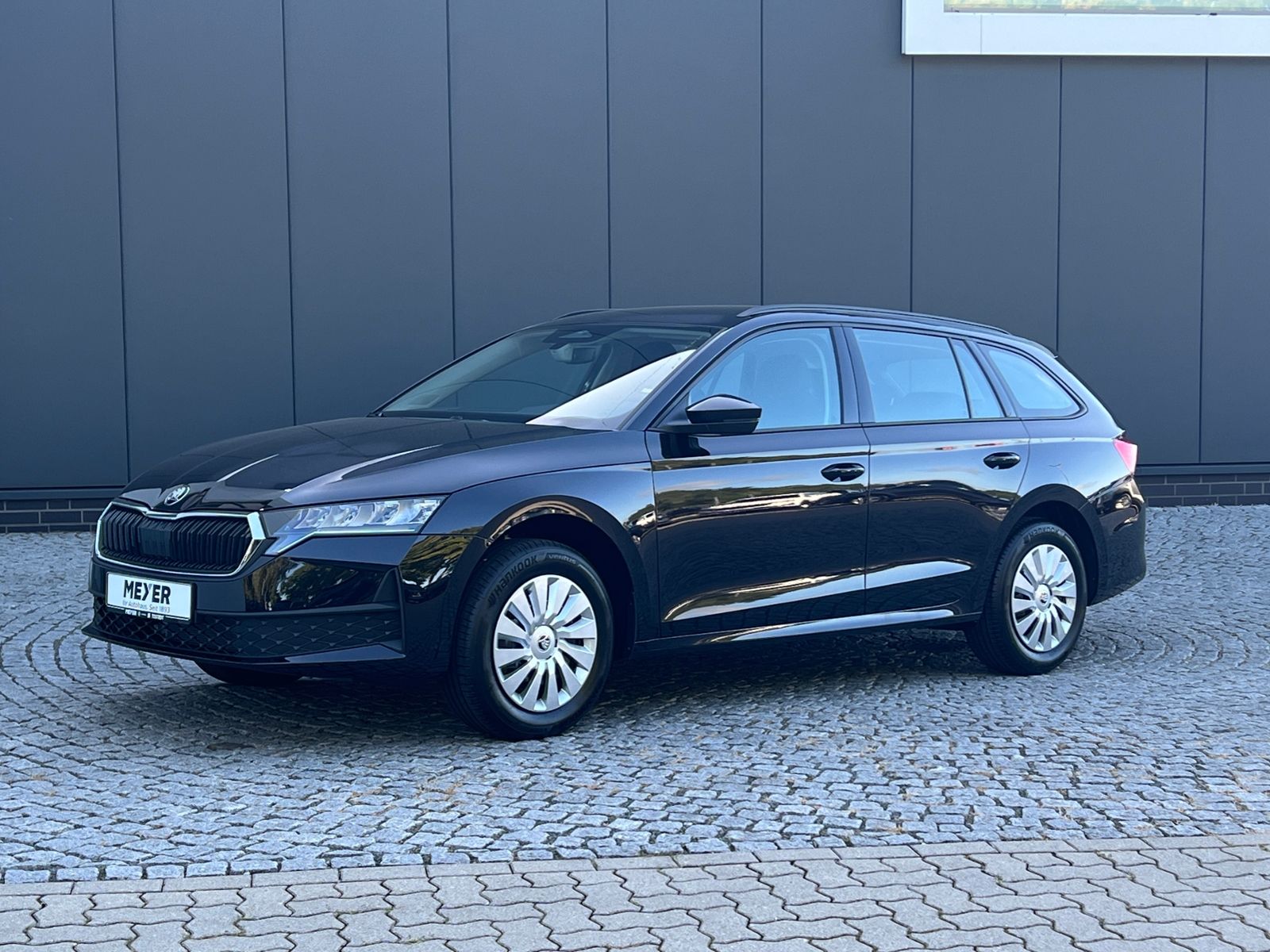 Fahrzeugabbildung SKODA Octavia Combi Essence 2.0 TDI *AHK, LED, SmartLi