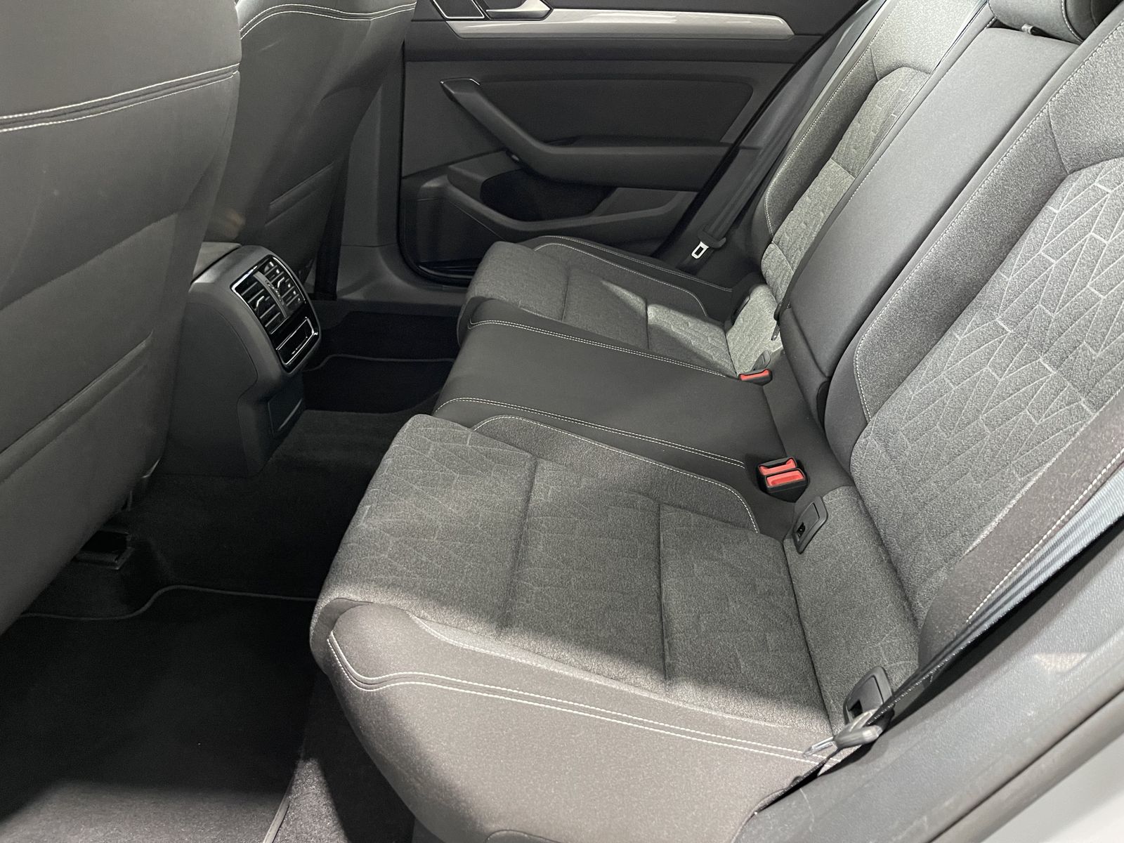 Fahrzeugabbildung Volkswagen Passat Variant Business 1.5 TSI*LED*Navi*Cam*