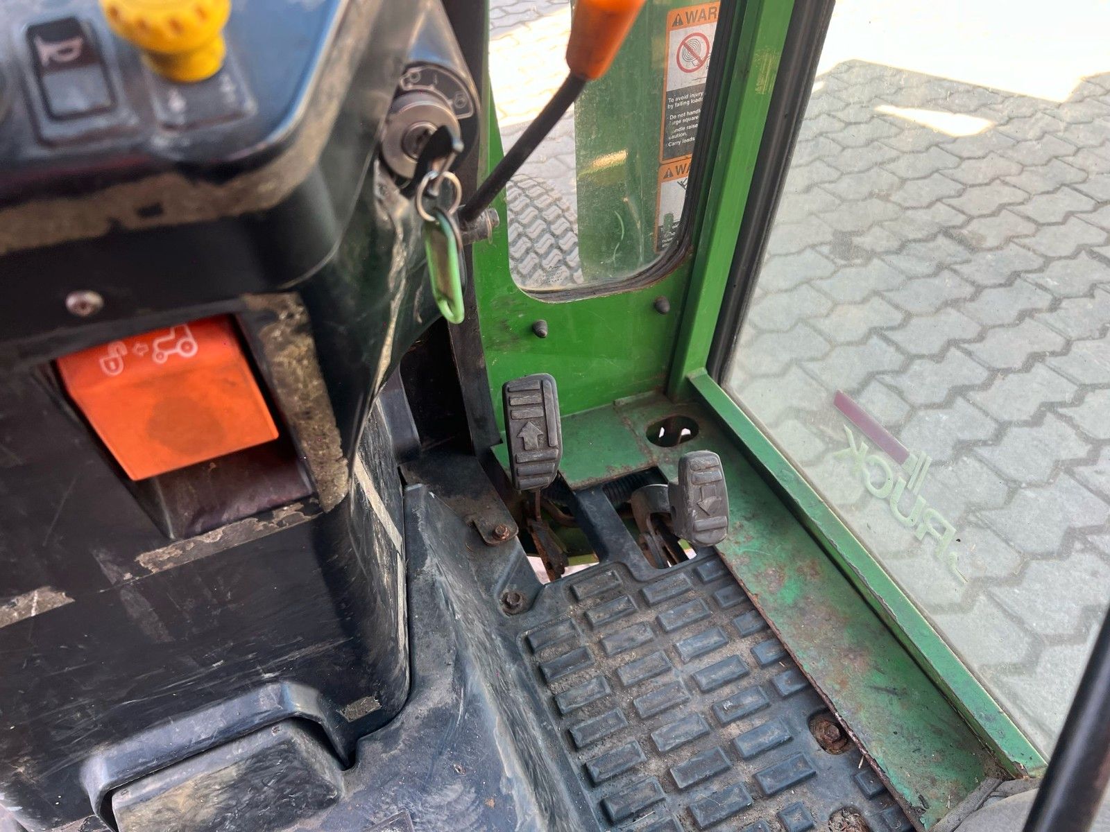 Fahrzeugabbildung John Deere 4010 / Allrad / Frontlader / Salzstreuer /