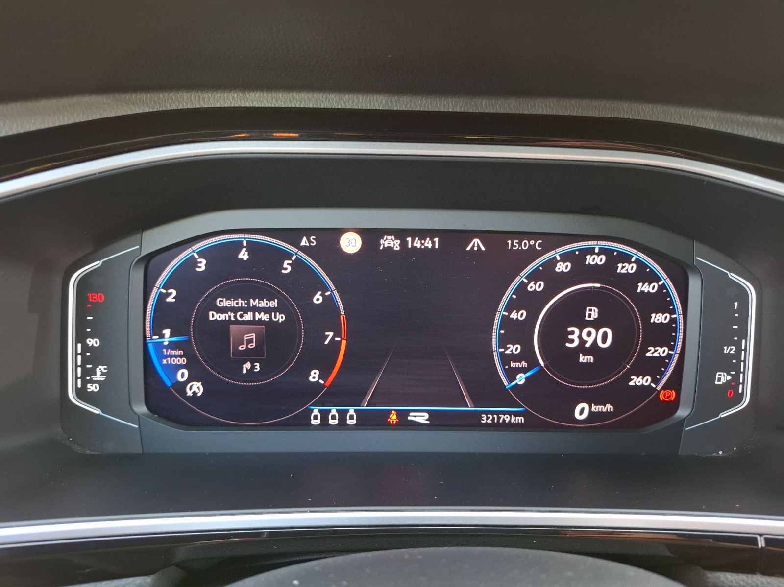 Fahrzeugabbildung Volkswagen T-Roc TSI R-Line Matrix Navi AID Park-Assist SH